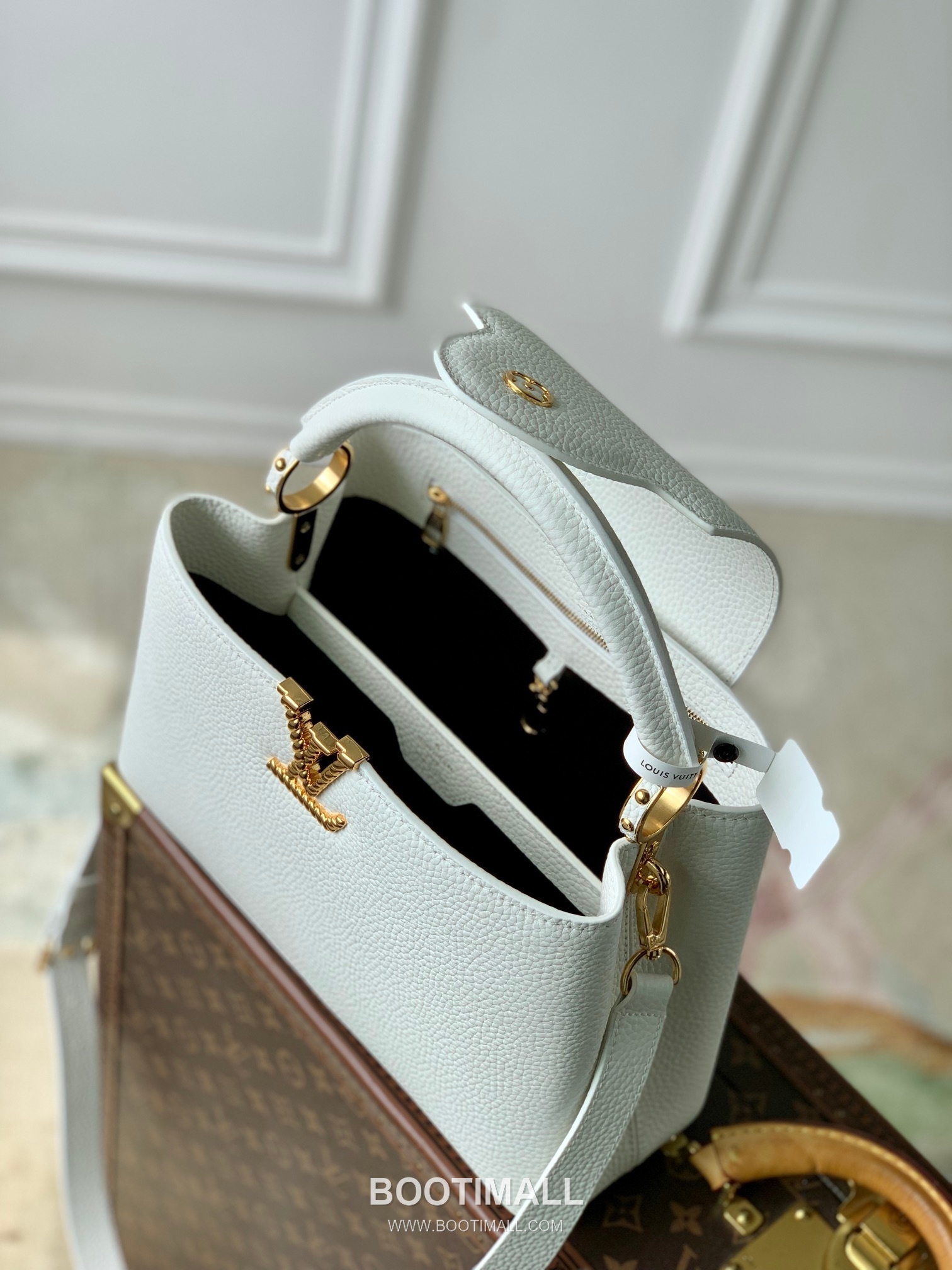 Louis Vuitton Capucines MM Taurillon Leather Top Handle Tote Bag with Chain LV Detail 루이비통 카퓌신 MM 토리옹 레더 탑핸들 토트백 체인LV M24673 31cm 9