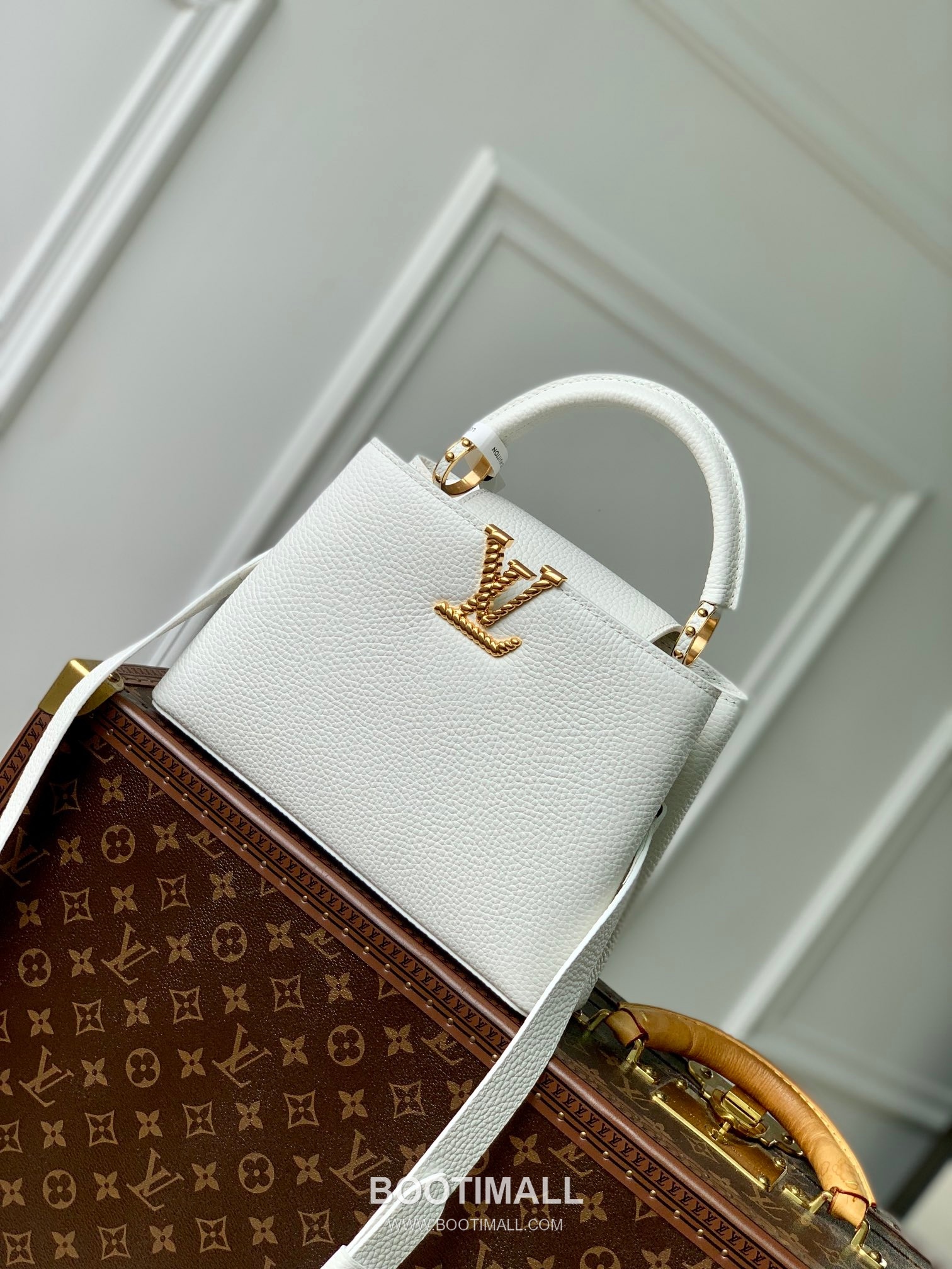 Louis Vuitton Capucines PM Taurillon Leather Top Handle Tote Bag with Chain LV Detail 루이비통 카퓌신 PM 토리옹 레더 탑핸들 토트백 체인LV M24673 27cm 1