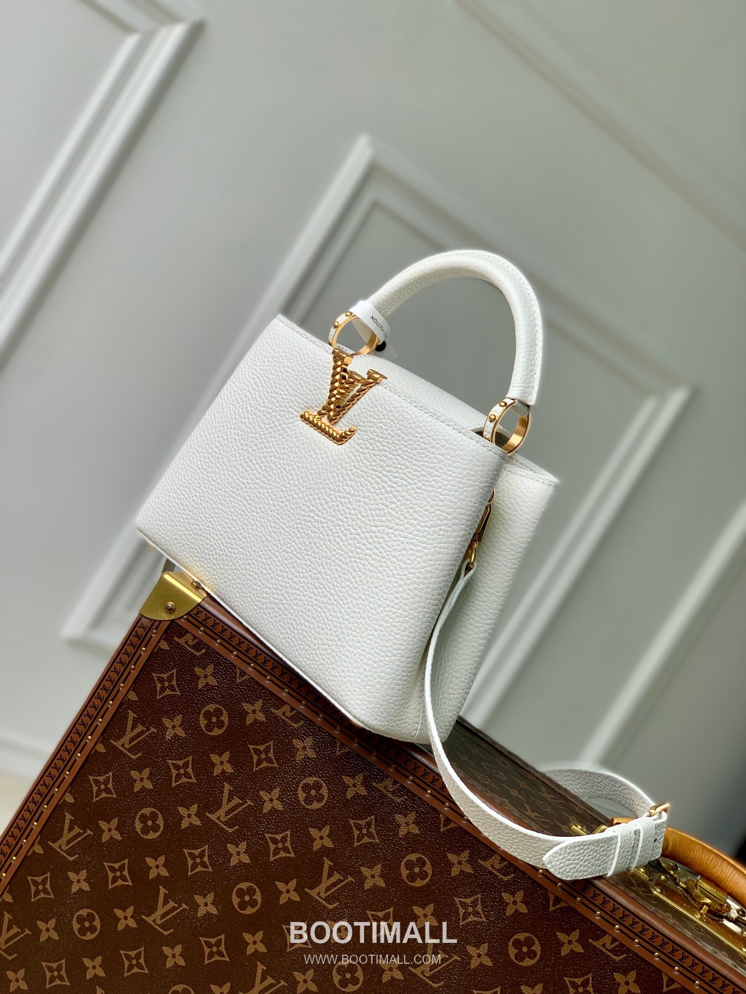 Louis Vuitton Capucines PM Taurillon Leather Top Handle Tote Bag with Chain LV Detail 루이비통 카퓌신 PM 토리옹 레더 탑핸들 토트백 체인LV M24673 27cm 2