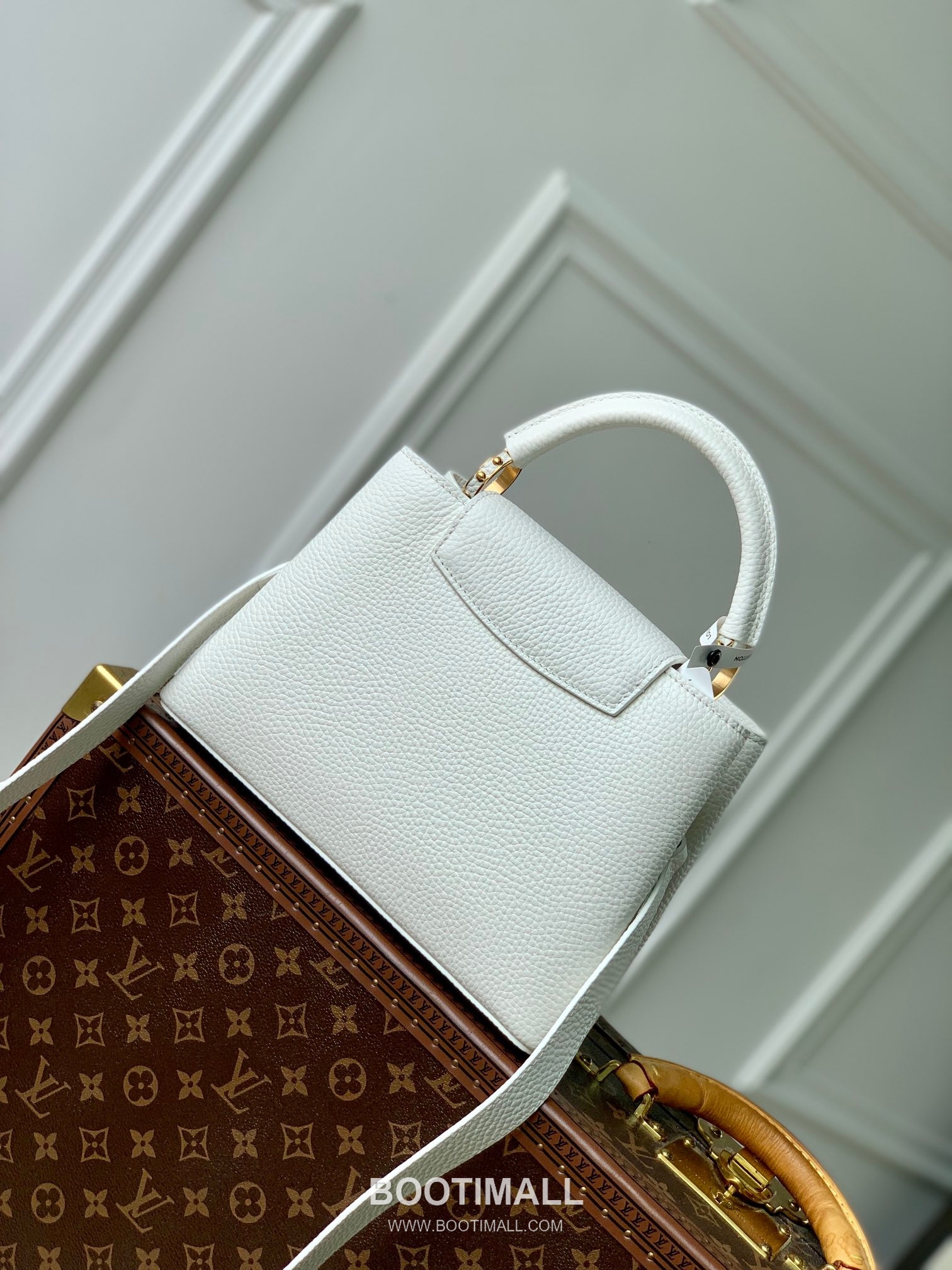 Louis Vuitton Capucines PM Taurillon Leather Top Handle Tote Bag with Chain LV Detail 루이비통 카퓌신 PM 토리옹 레더 탑핸들 토트백 체인LV M24673 27cm 3