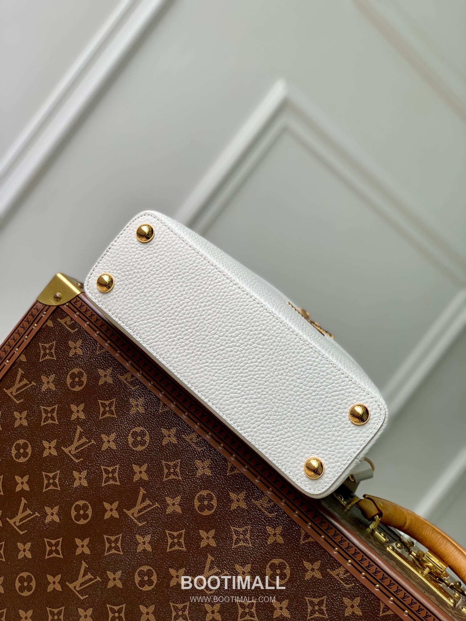 Louis Vuitton Capucines PM Taurillon Leather Top Handle Tote Bag with Chain LV Detail 루이비통 카퓌신 PM 토리옹 레더 탑핸들 토트백 체인LV M24673 27cm 4