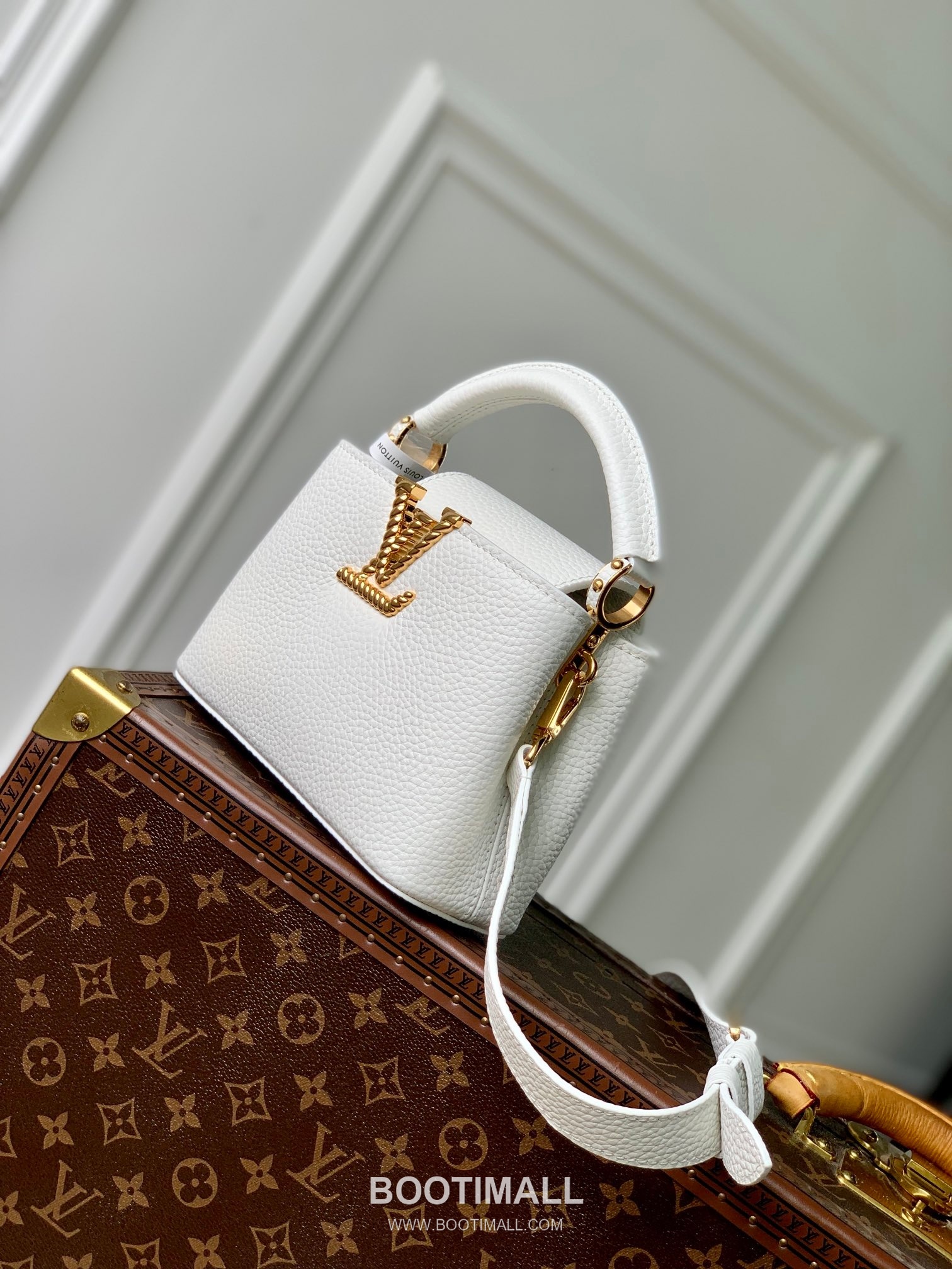 Louis Vuitton Capucines Mini Taurillon Leather Top Handle Tote Bag with Chain LV Detail 루이비통 카퓌신 미니 토리옹 레더 탑핸들 토트백 체인LV M24673 21cm 2