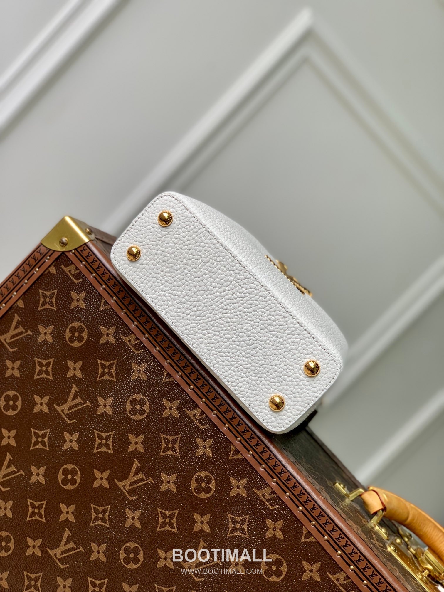 Louis Vuitton Capucines Mini Taurillon Leather Top Handle Tote Bag with Chain LV Detail 루이비통 카퓌신 미니 토리옹 레더 탑핸들 토트백 체인LV M24673 21cm 4