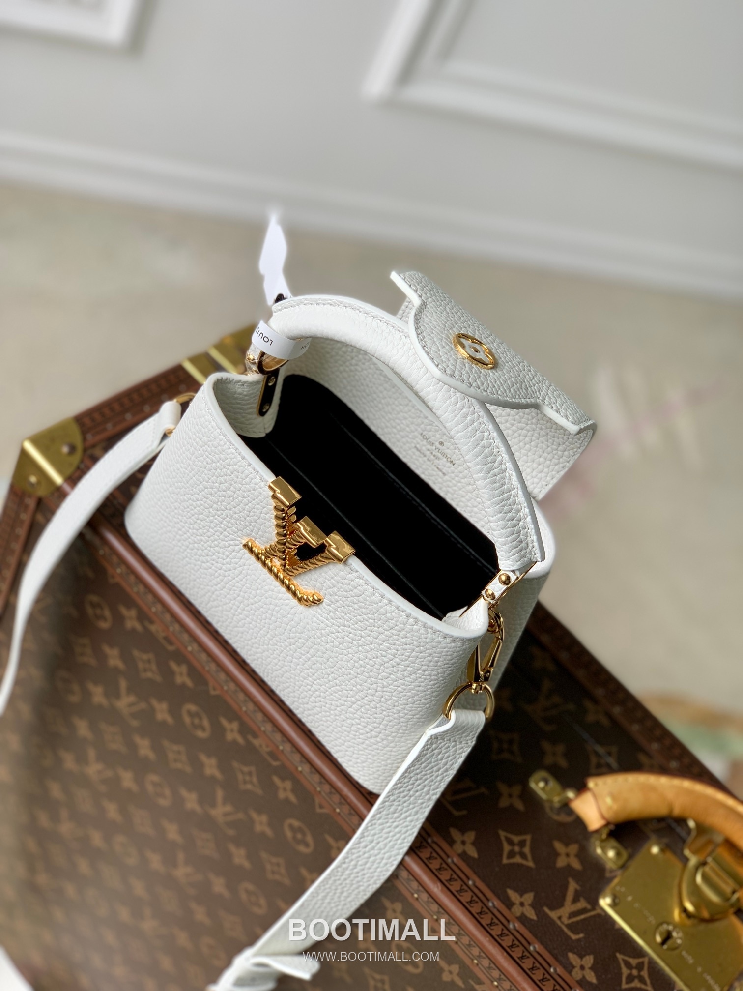 Louis Vuitton Capucines Mini Taurillon Leather Top Handle Tote Bag with Chain LV Detail 루이비통 카퓌신 미니 토리옹 레더 탑핸들 토트백 체인LV M24673 21cm 9