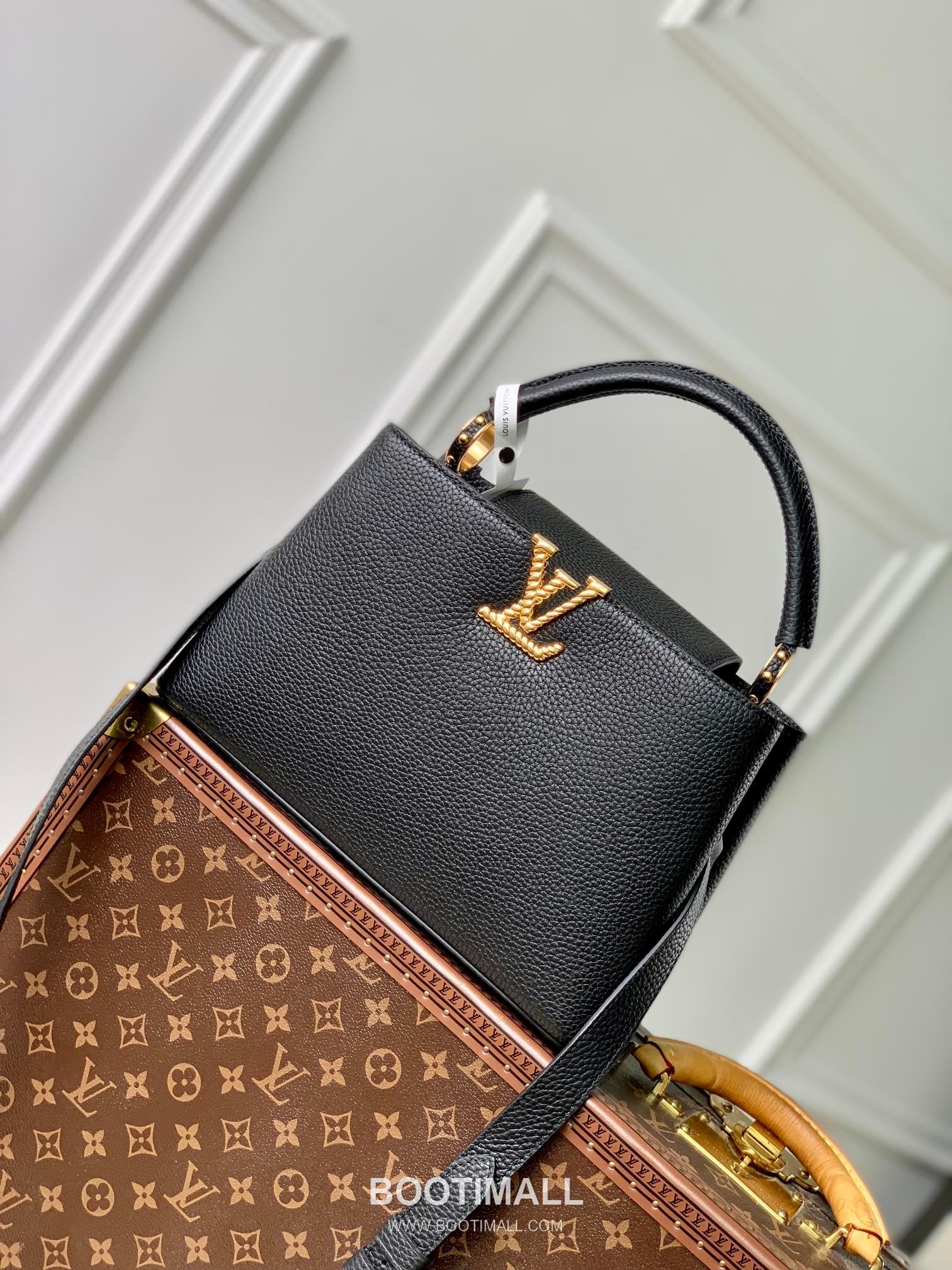 Louis Vuitton Capucines MM Taurillon Leather Top Handle Tote Bag with Chain LV Detail 루이비통 카퓌신 MM 토리옹 레더 탑핸들 토트백 체인LV M24673 31cm 1