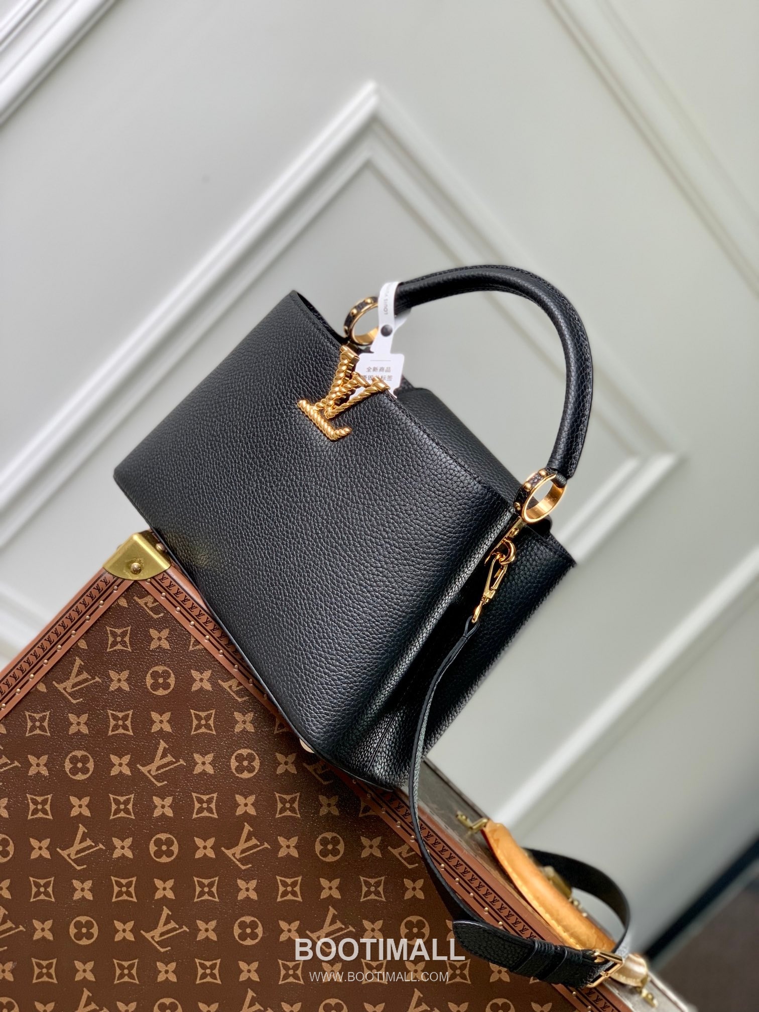 Louis Vuitton Capucines MM Taurillon Leather Top Handle Tote Bag with Chain LV Detail 루이비통 카퓌신 MM 토리옹 레더 탑핸들 토트백 체인LV M24673 31cm 2