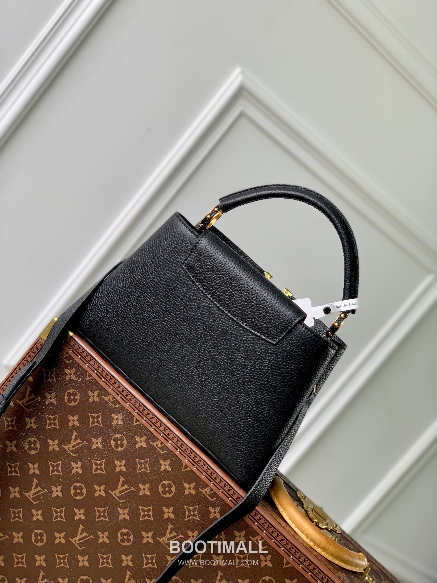 Louis Vuitton Capucines MM Taurillon Leather Top Handle Tote Bag with Chain LV Detail 루이비통 카퓌신 MM 토리옹 레더 탑핸들 토트백 체인LV M24673 31cm 3