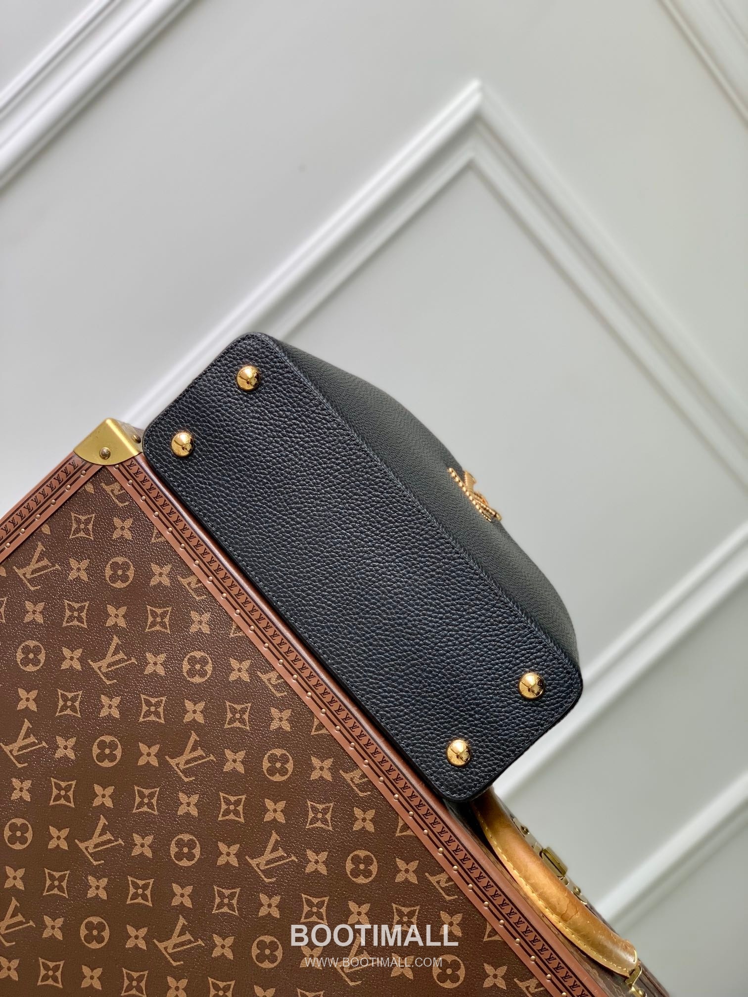 Louis Vuitton Capucines MM Taurillon Leather Top Handle Tote Bag with Chain LV Detail 루이비통 카퓌신 MM 토리옹 레더 탑핸들 토트백 체인LV M24673 31cm 4