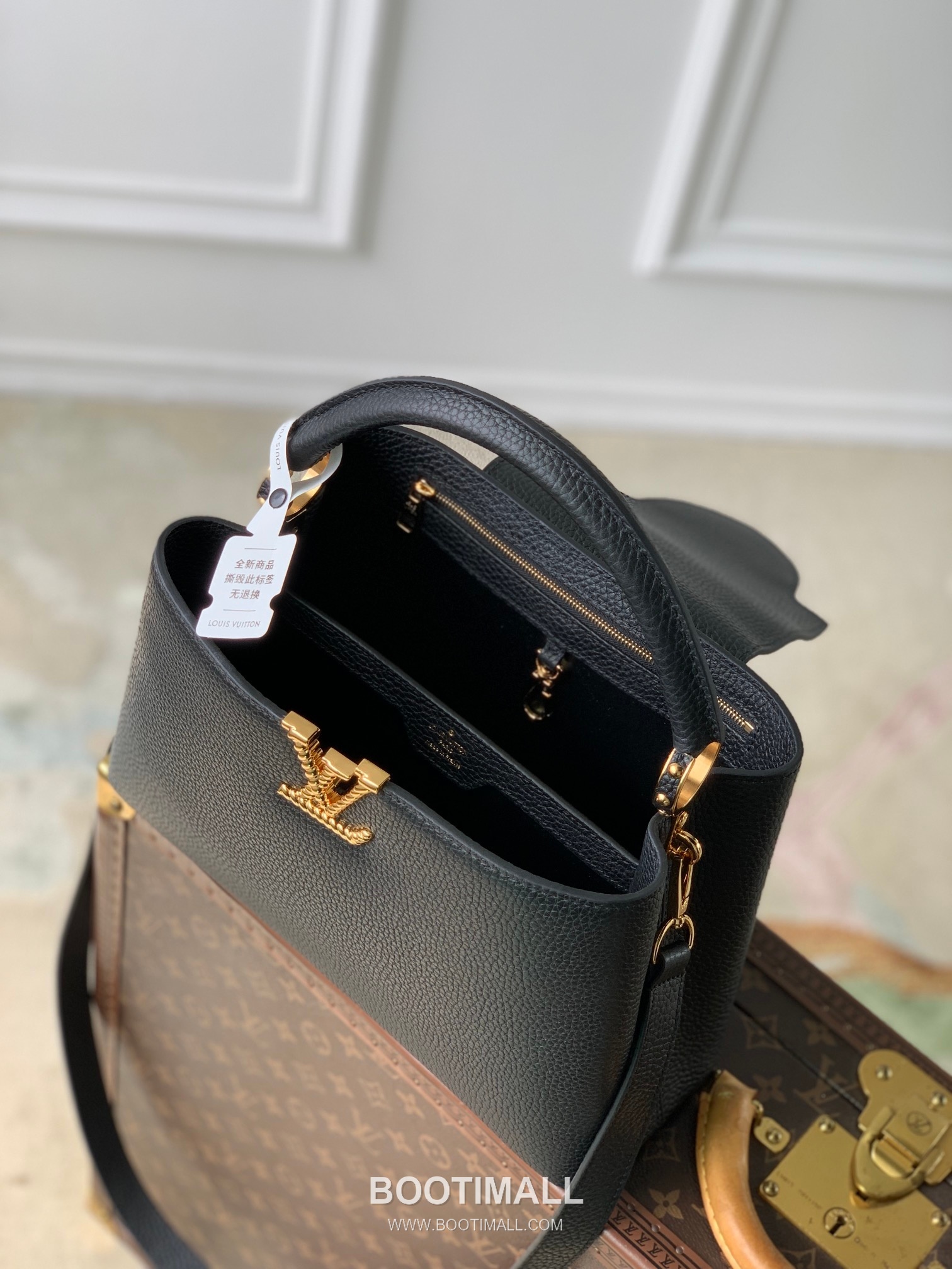 Louis Vuitton Capucines MM Taurillon Leather Top Handle Tote Bag with Chain LV Detail 루이비통 카퓌신 MM 토리옹 레더 탑핸들 토트백 체인LV M24673 31cm 9