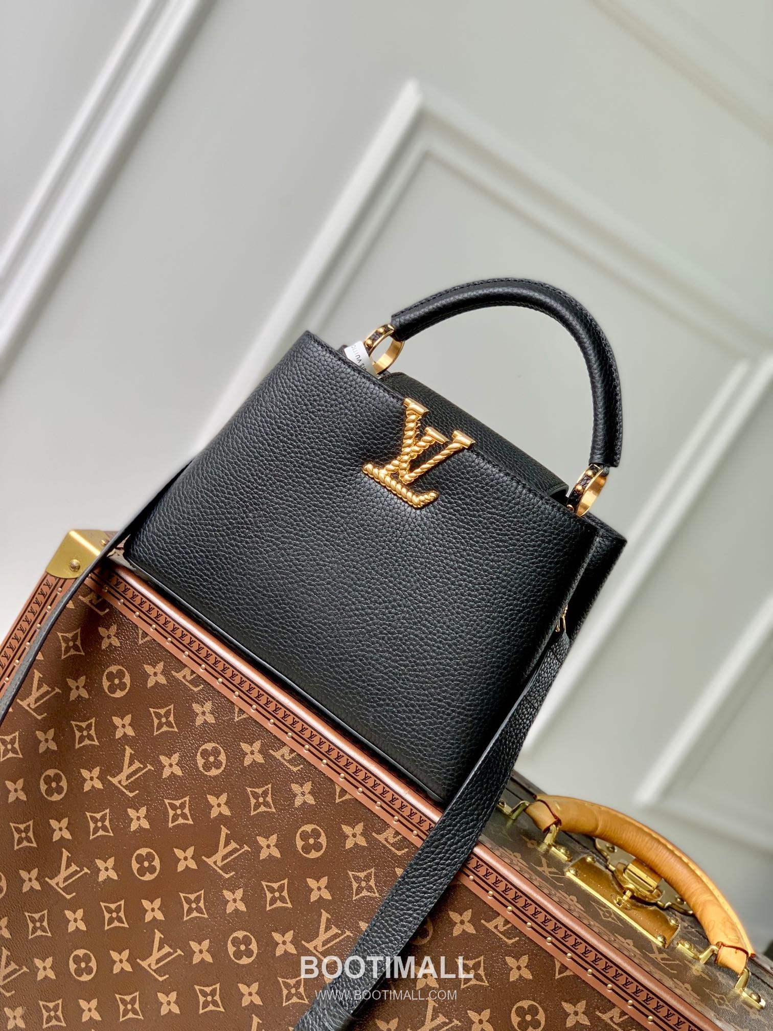 Louis Vuitton Capucines PM Taurillon Leather Top Handle Tote Bag with Chain LV Detail 루이비통 카퓌신 PM 토리옹 레더 탑핸들 토트백 체인LV M24673 27cm 1