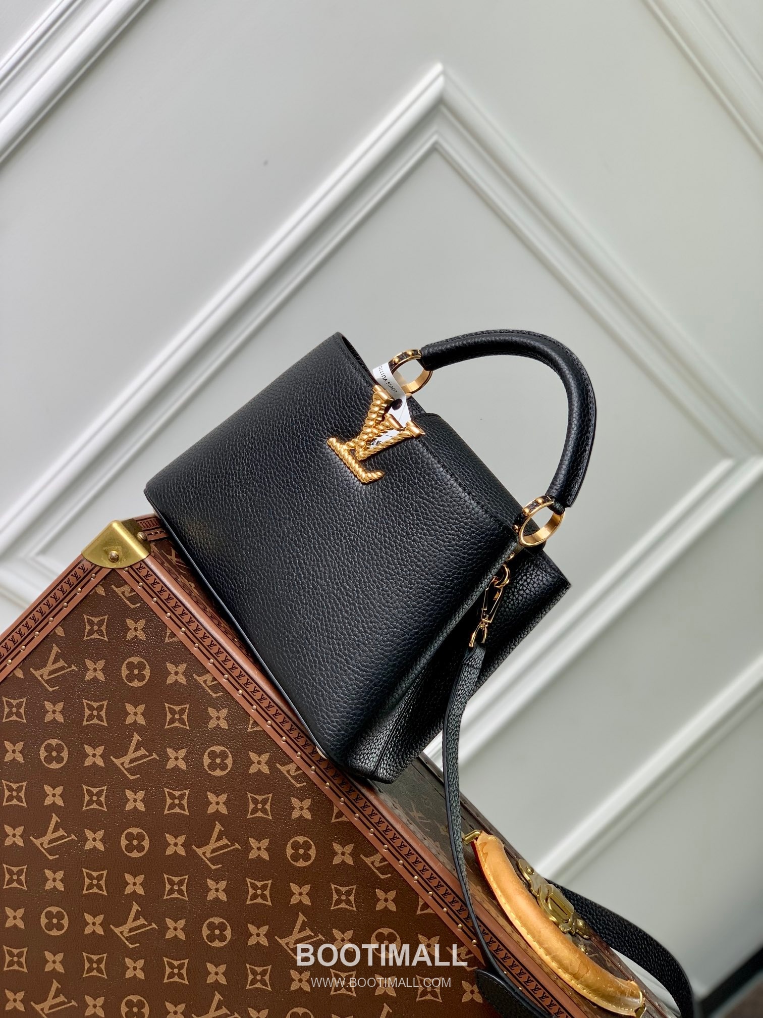 Louis Vuitton Capucines PM Taurillon Leather Top Handle Tote Bag with Chain LV Detail 루이비통 카퓌신 PM 토리옹 레더 탑핸들 토트백 체인LV M24673 27cm 2
