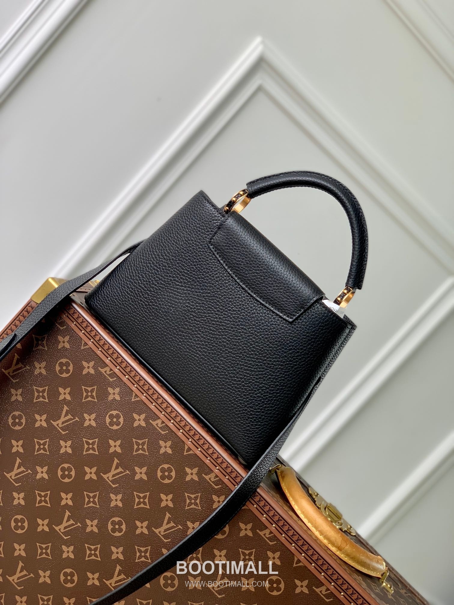 Louis Vuitton Capucines PM Taurillon Leather Top Handle Tote Bag with Chain LV Detail 루이비통 카퓌신 PM 토리옹 레더 탑핸들 토트백 체인LV M24673 27cm 3