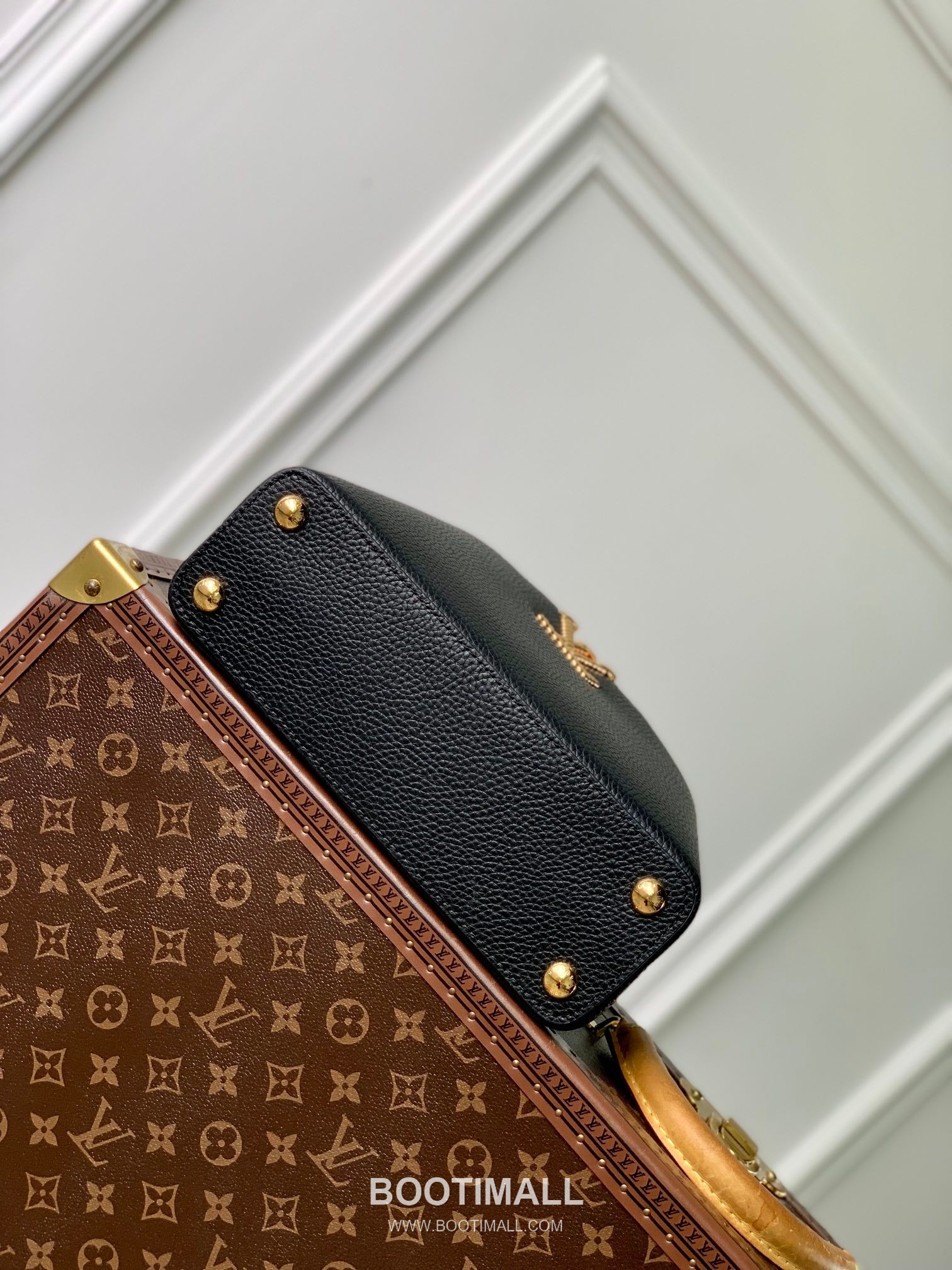 Louis Vuitton Capucines PM Taurillon Leather Top Handle Tote Bag with Chain LV Detail 루이비통 카퓌신 PM 토리옹 레더 탑핸들 토트백 체인LV M24673 27cm 4