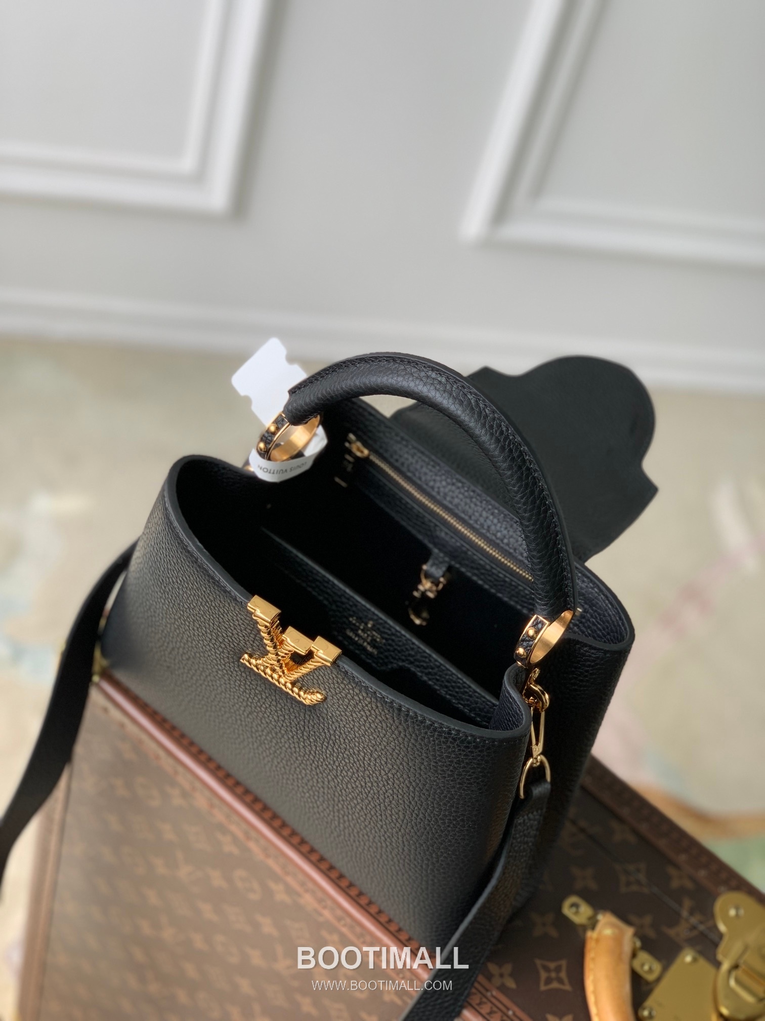Louis Vuitton Capucines PM Taurillon Leather Top Handle Tote Bag with Chain LV Detail 루이비통 카퓌신 PM 토리옹 레더 탑핸들 토트백 체인LV M24673 27cm 9
