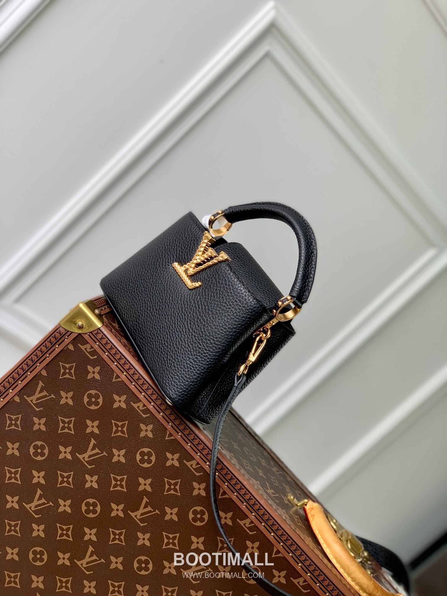 Louis Vuitton Capucines Mini Taurillon Leather Top Handle Tote Bag with Chain LV Detail 루이비통 카퓌신 미니 토리옹 레더 탑핸들 토트백 체인LV M24673 21cm 2