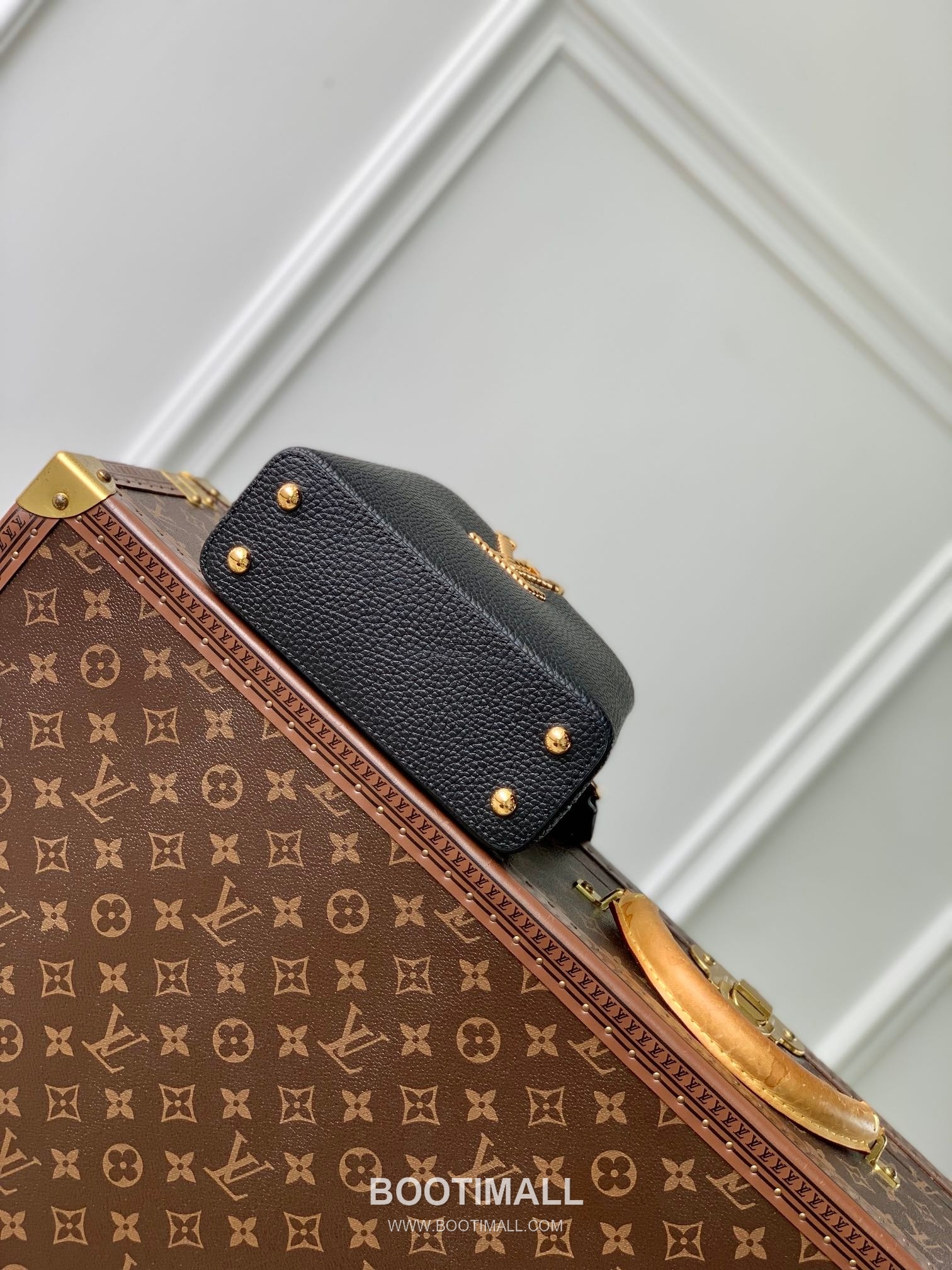 Louis Vuitton Capucines Mini Taurillon Leather Top Handle Tote Bag with Chain LV Detail 루이비통 카퓌신 미니 토리옹 레더 탑핸들 토트백 체인LV M24673 21cm 4