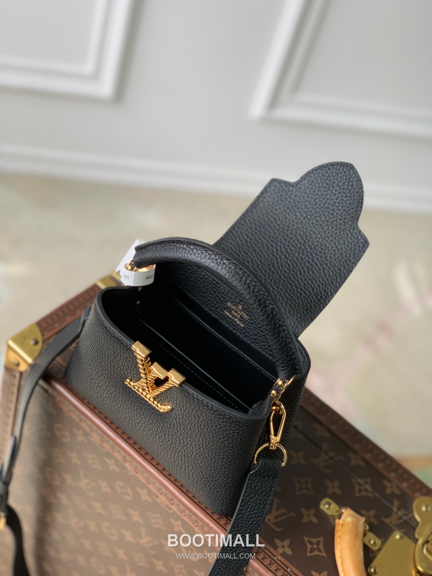 Louis Vuitton Capucines Mini Taurillon Leather Top Handle Tote Bag with Chain LV Detail 루이비통 카퓌신 미니 토리옹 레더 탑핸들 토트백 체인LV M24673 21cm 9