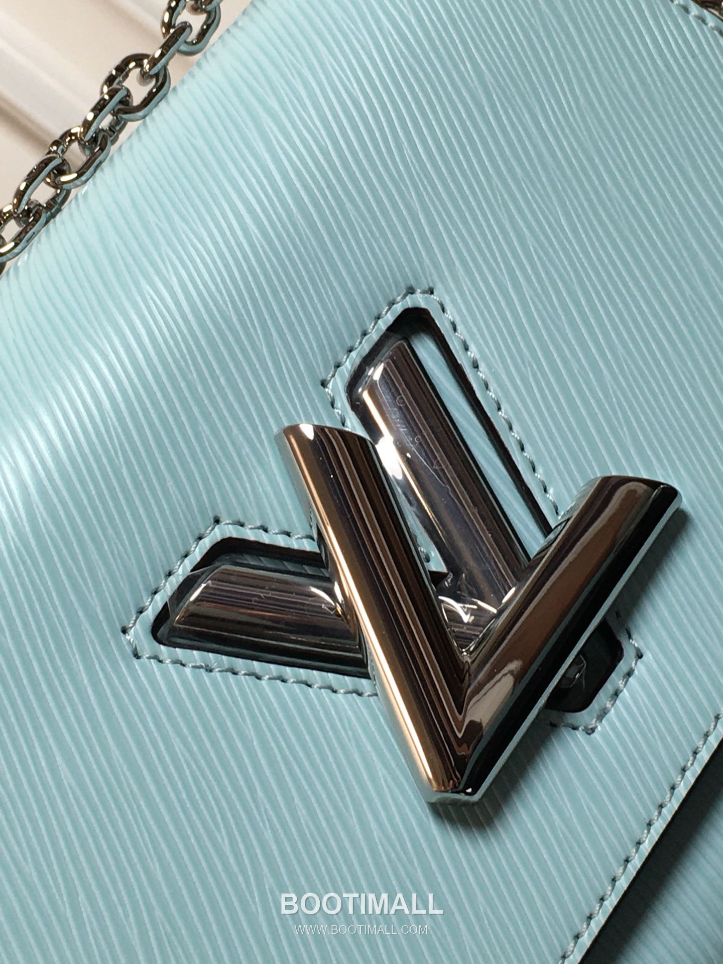 Louis Vuitton Twist MM Epi Calfskin Leather Chain Shoulder Bag with Twist Lock Detail 루이비통 트위스트 MM 에피 카프스킨 체인 숄더백 트위스트락 M50280 23cm 6