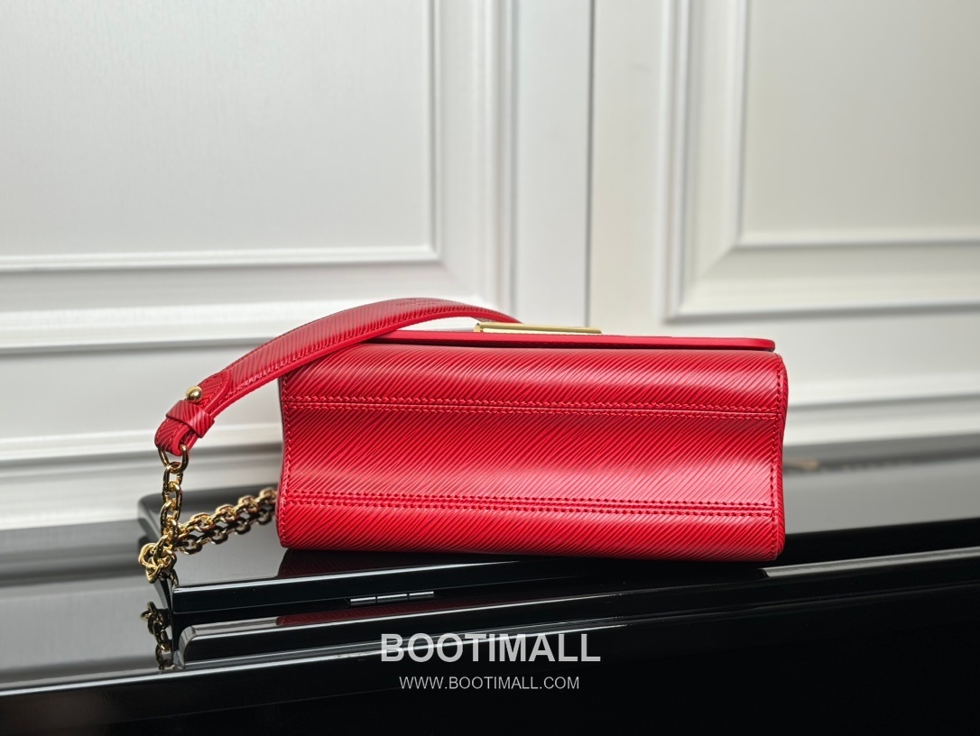 Louis Vuitton Twist MM Epi Calfskin Leather Chain Shoulder Bag with LV Twist Lock Detail 루이비통 트위스트 MM 에피 카프스킨 체인 숄더백 LV트위스트락 M25229 23cm 6