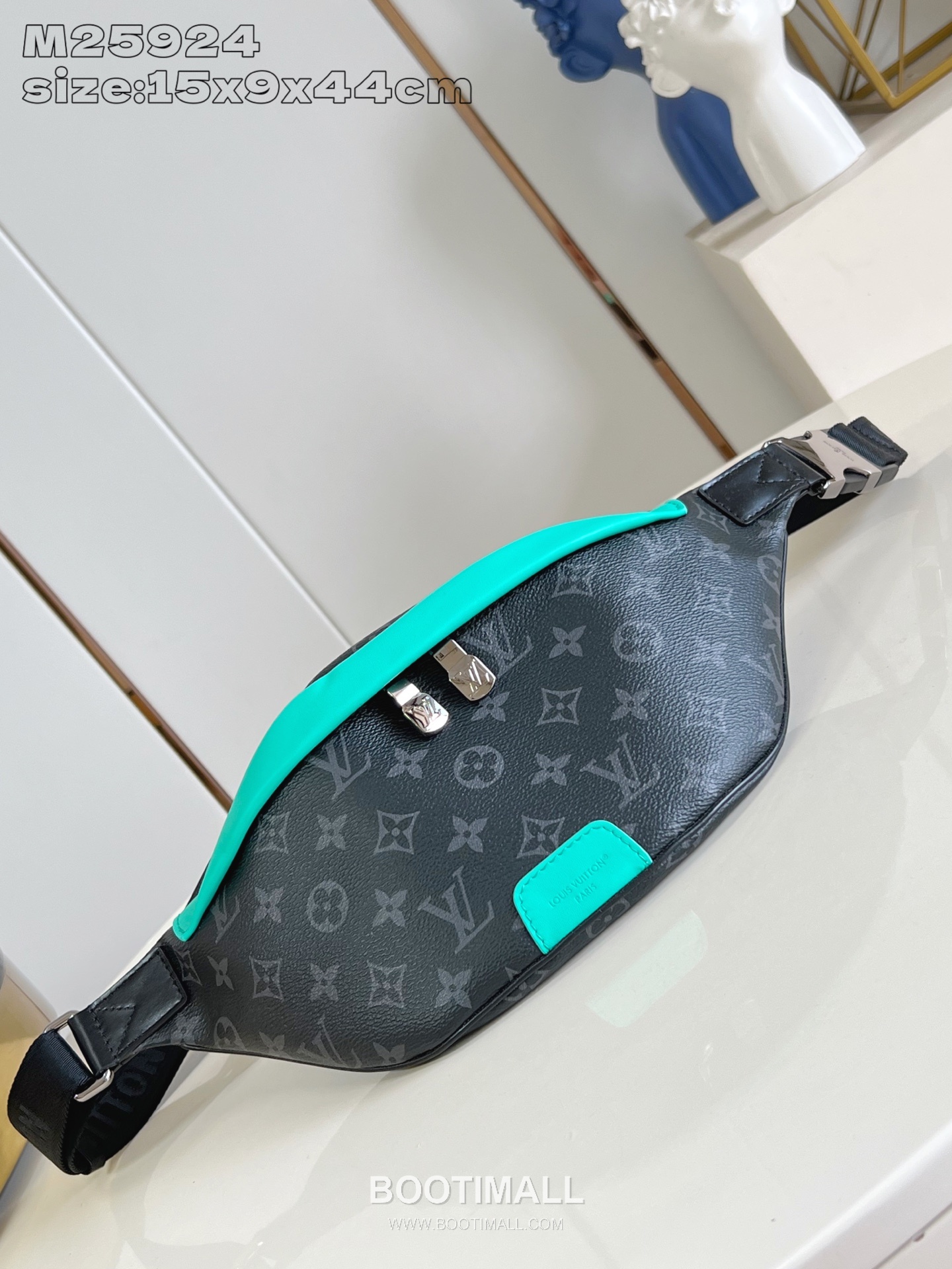 Louis Vuitton Discovery Monogram Eclipse Canvas Belt Bag with Dual Zip Pocket Detail 루이비통 디스커버리 모노그램 이클립스 벨트백 더블지퍼포켓 M25924 44cm 1