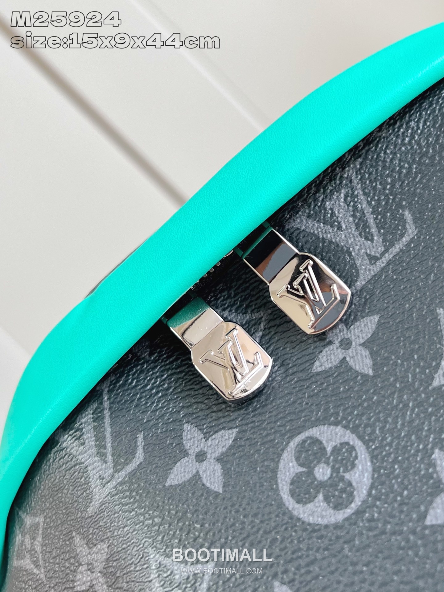 Louis Vuitton Discovery Monogram Eclipse Canvas Belt Bag with Dual Zip Pocket Detail 루이비통 디스커버리 모노그램 이클립스 벨트백 더블지퍼포켓 M25924 44cm 3