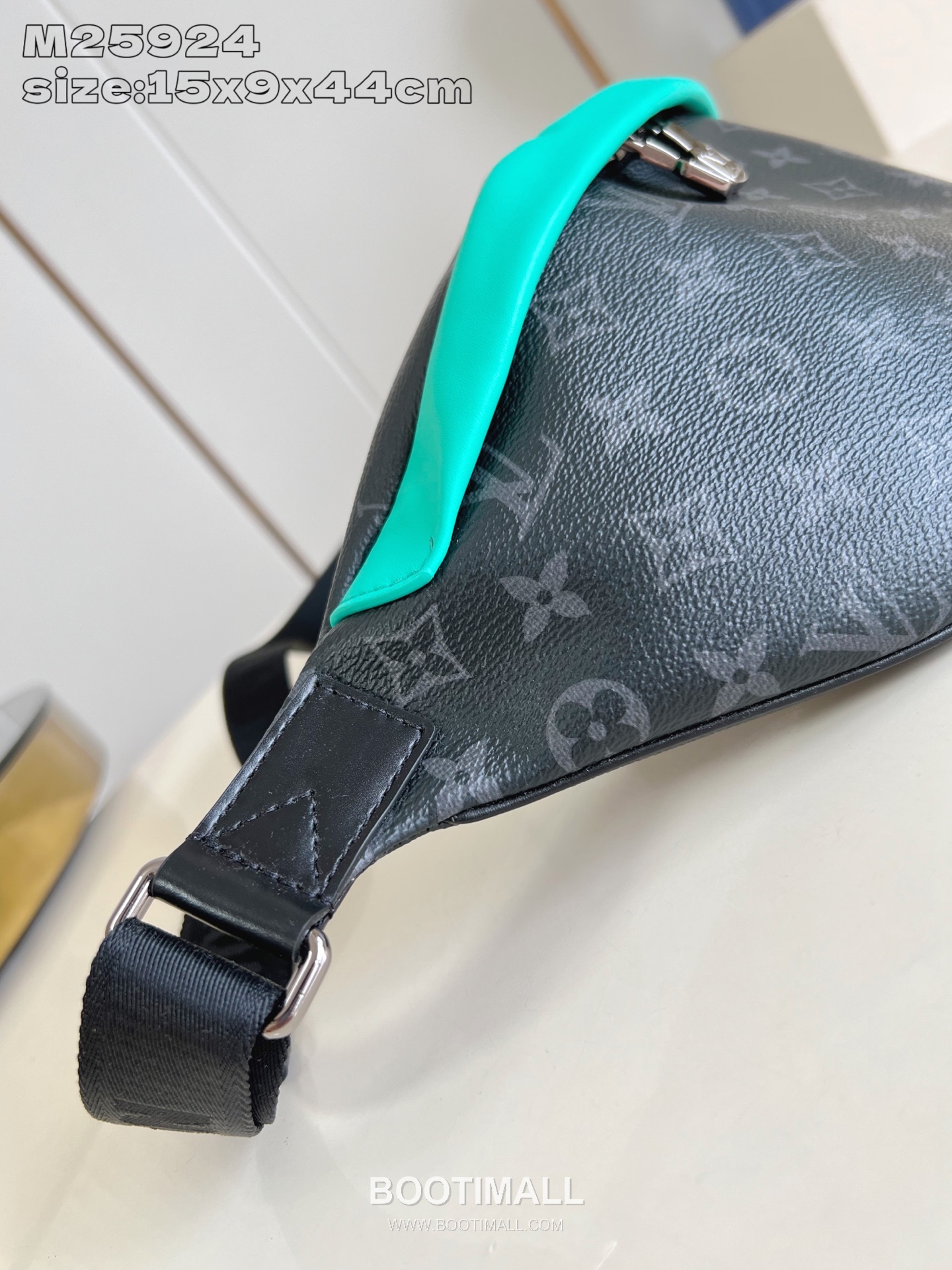 Louis Vuitton Discovery Monogram Eclipse Canvas Belt Bag with Dual Zip Pocket Detail 루이비통 디스커버리 모노그램 이클립스 벨트백 더블지퍼포켓 M25924 44cm 4