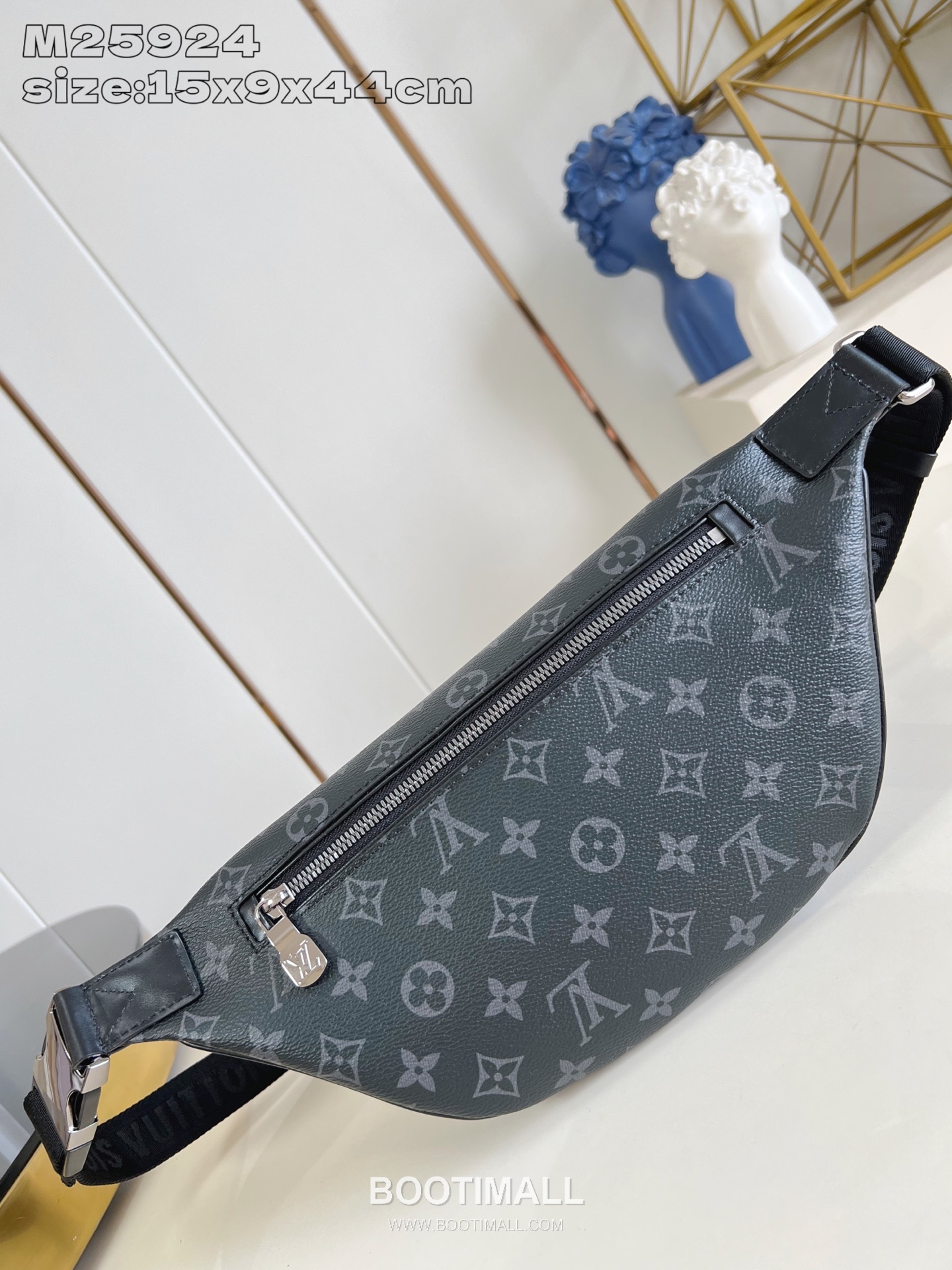 Louis Vuitton Discovery Monogram Eclipse Canvas Belt Bag with Dual Zip Pocket Detail 루이비통 디스커버리 모노그램 이클립스 벨트백 더블지퍼포켓 M25924 44cm 5