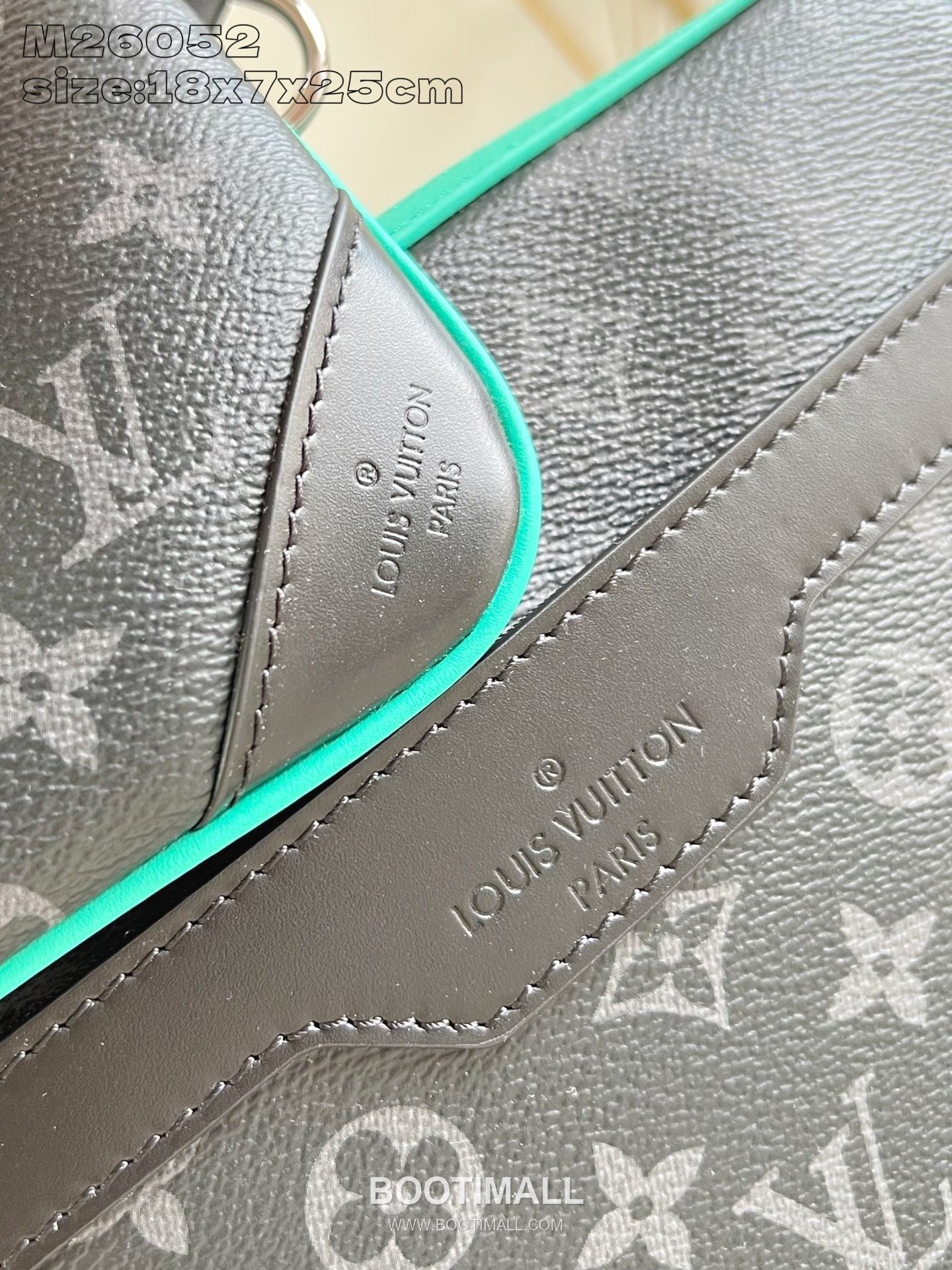 Louis Vuitton Trio Monogram Eclipse Canvas Messenger Bag with Detachable Pouch Detail 루이비통 트리오 모노그램 이클립스 메신저백 탈부착파우치 M26052 25cm 2