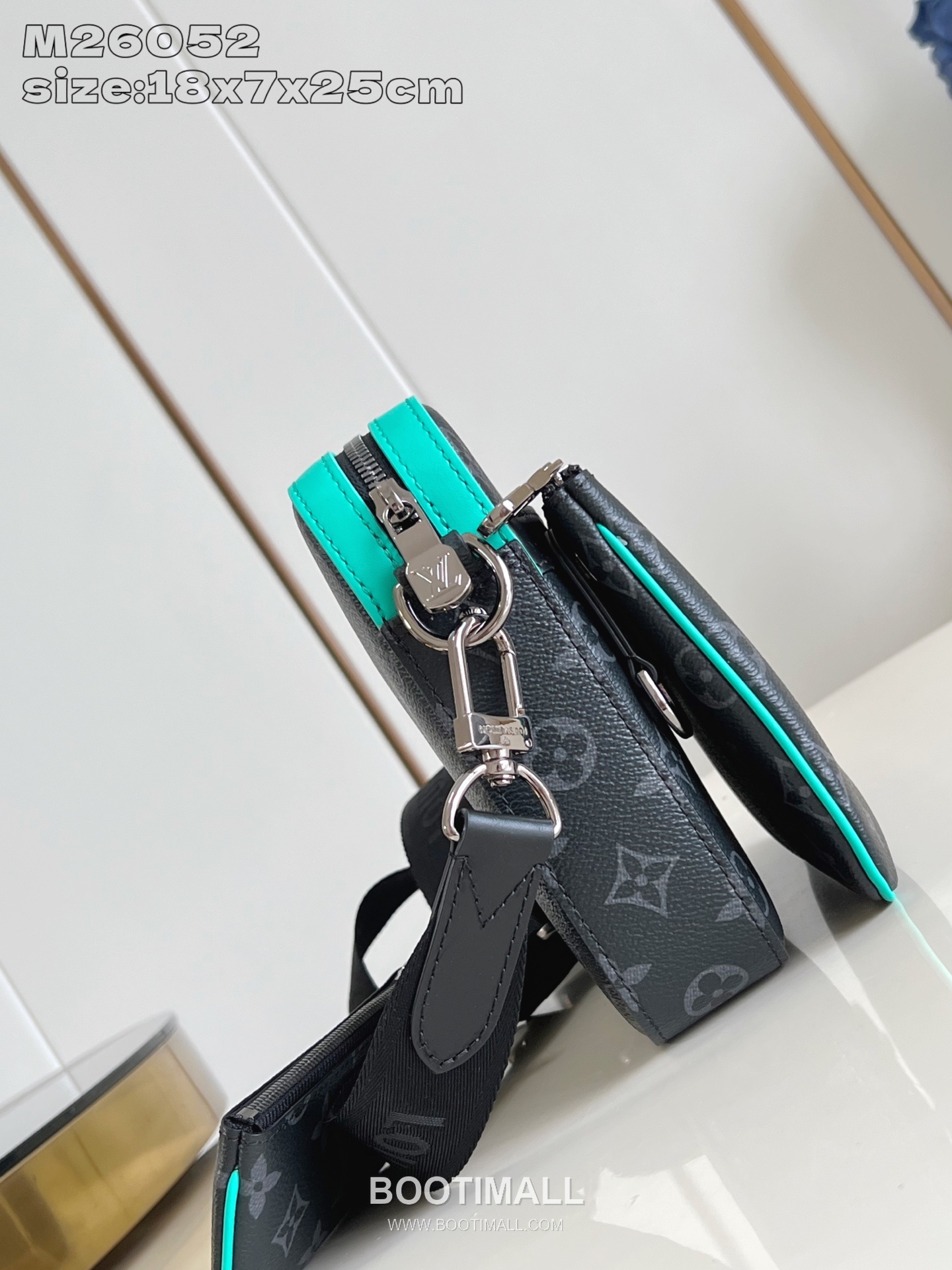 Louis Vuitton Trio Monogram Eclipse Canvas Messenger Bag with Detachable Pouch Detail 루이비통 트리오 모노그램 이클립스 메신저백 탈부착파우치 M26052 25cm 4