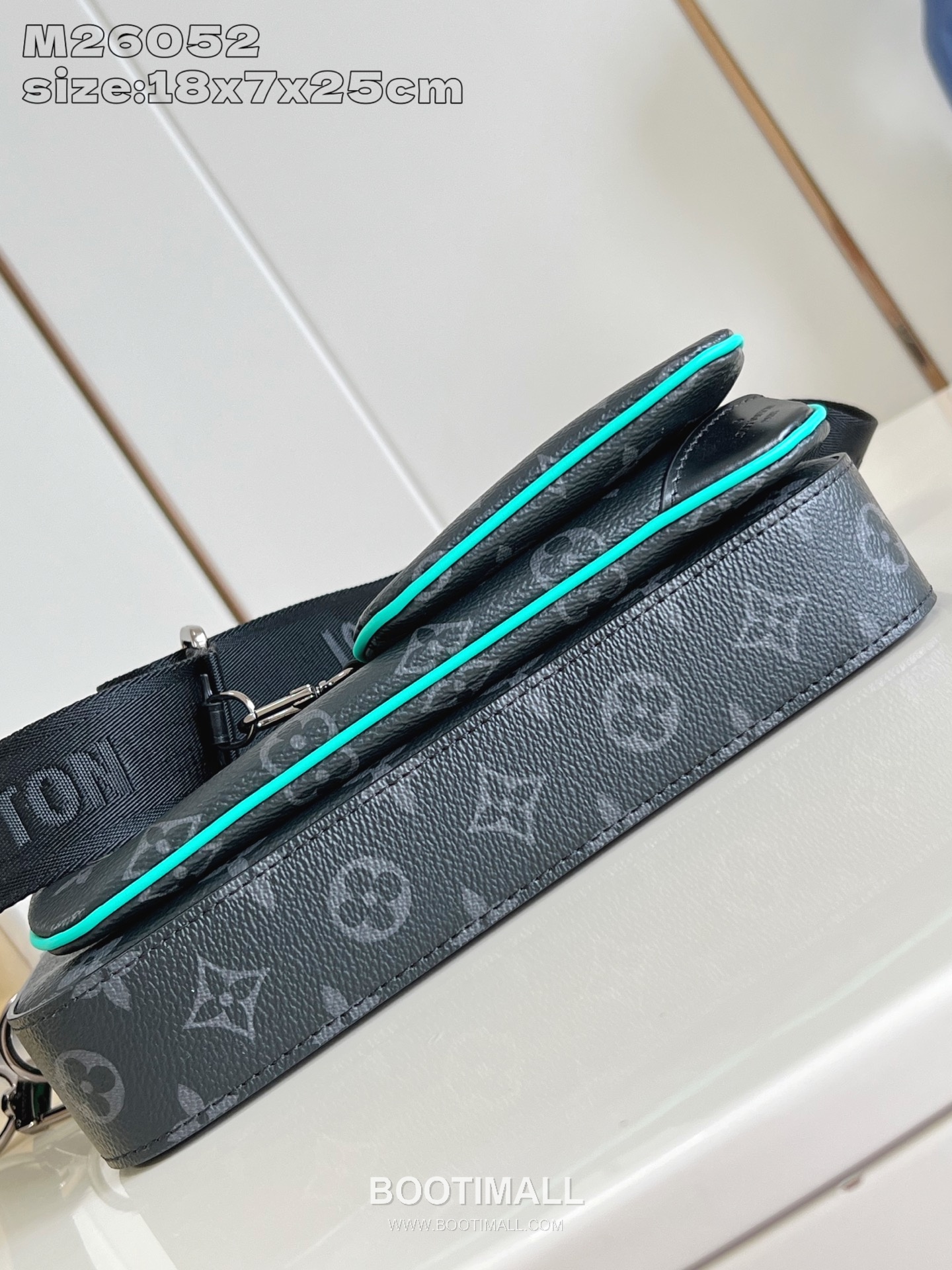 Louis Vuitton Trio Monogram Eclipse Canvas Messenger Bag with Detachable Pouch Detail 루이비통 트리오 모노그램 이클립스 메신저백 탈부착파우치 M26052 25cm 5