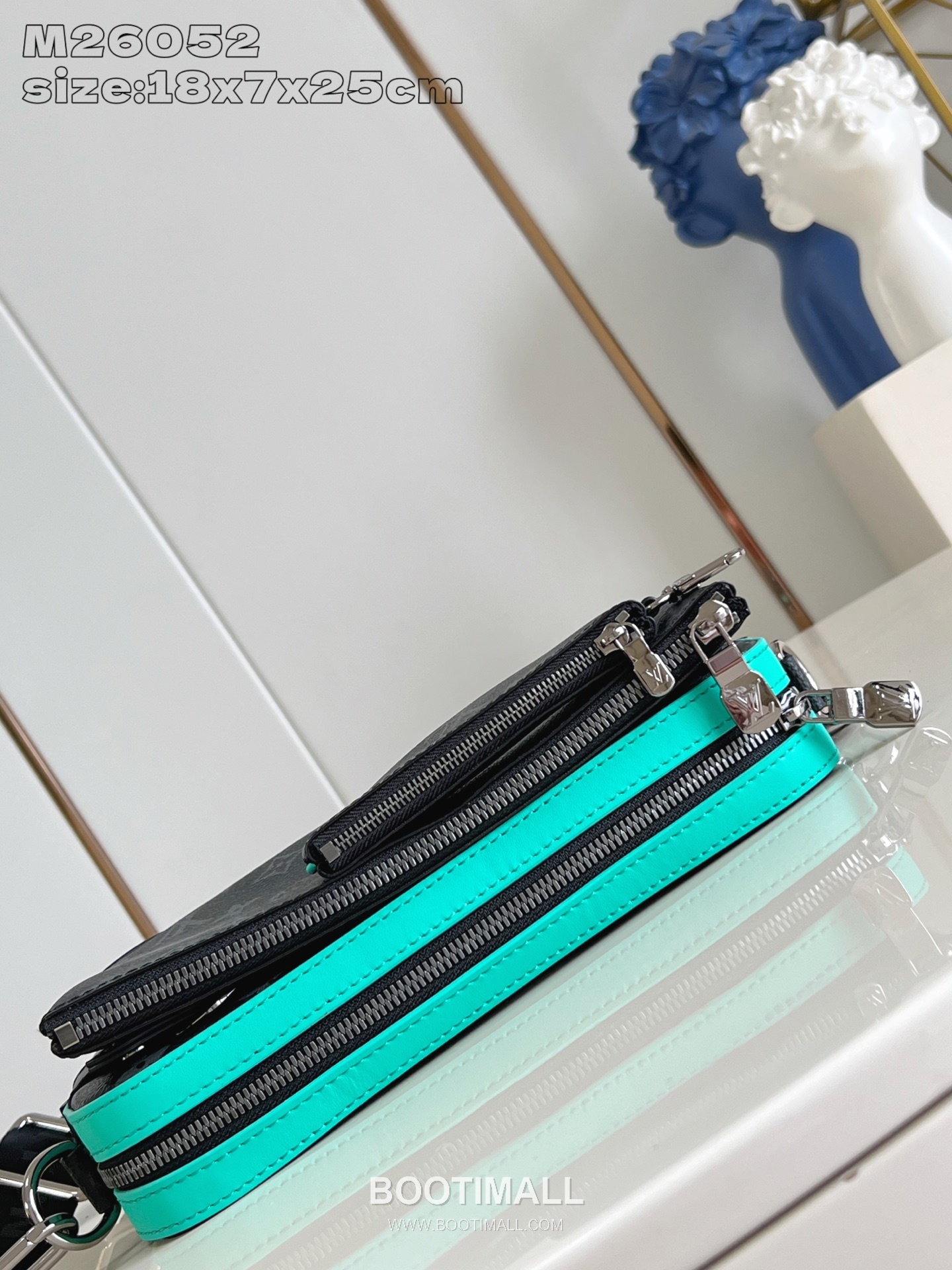 Louis Vuitton Trio Monogram Eclipse Canvas Messenger Bag with Detachable Pouch Detail 루이비통 트리오 모노그램 이클립스 메신저백 탈부착파우치 M26052 25cm 6