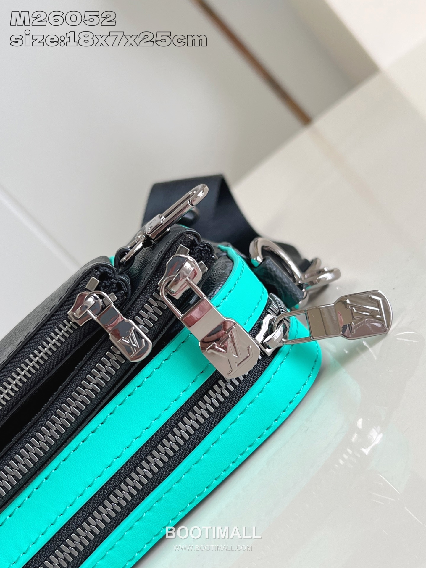 Louis Vuitton Trio Monogram Eclipse Canvas Messenger Bag with Detachable Pouch Detail 루이비통 트리오 모노그램 이클립스 메신저백 탈부착파우치 M26052 25cm 7