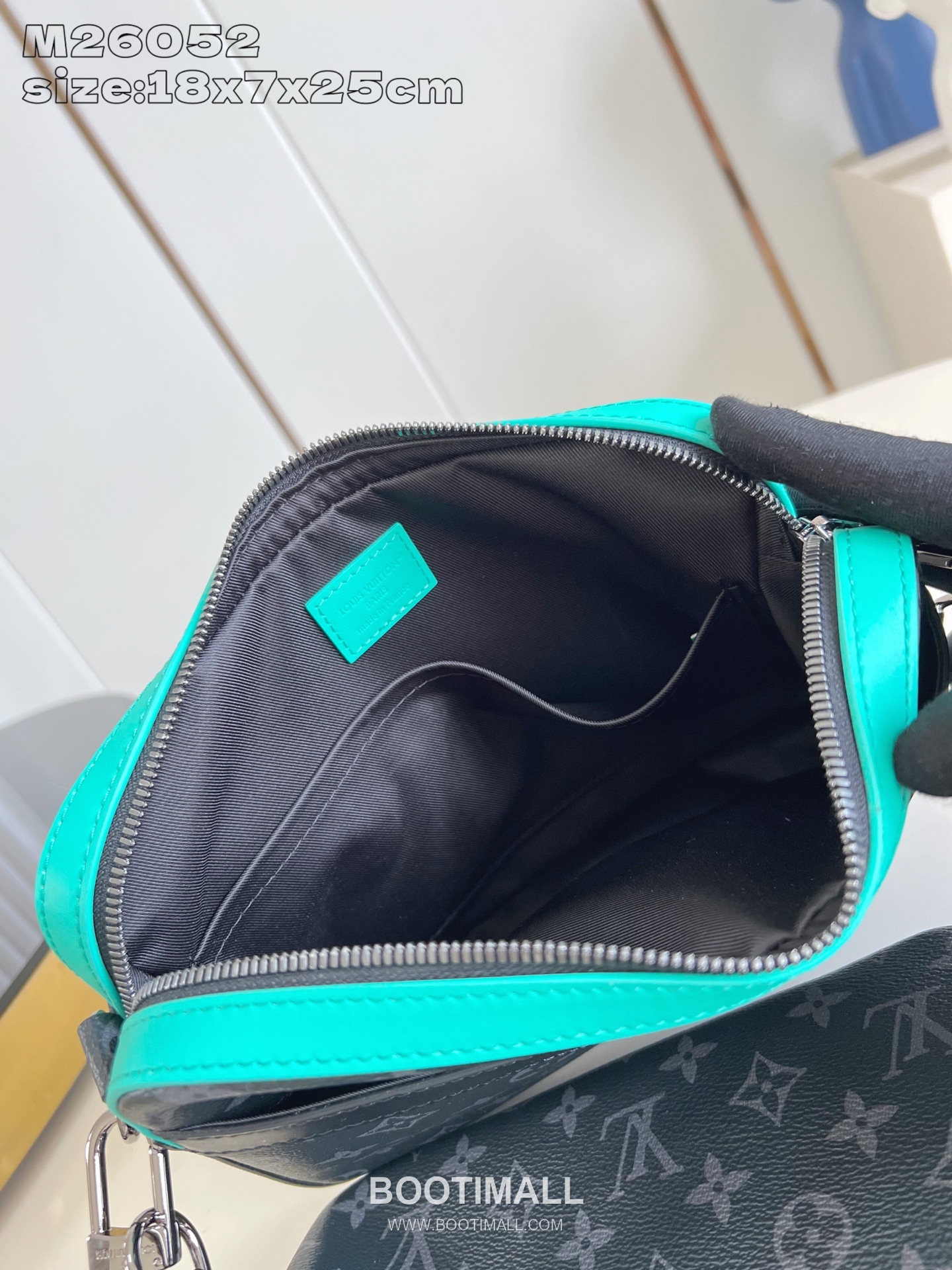 Louis Vuitton Trio Monogram Eclipse Canvas Messenger Bag with Detachable Pouch Detail 루이비통 트리오 모노그램 이클립스 메신저백 탈부착파우치 M26052 25cm 8