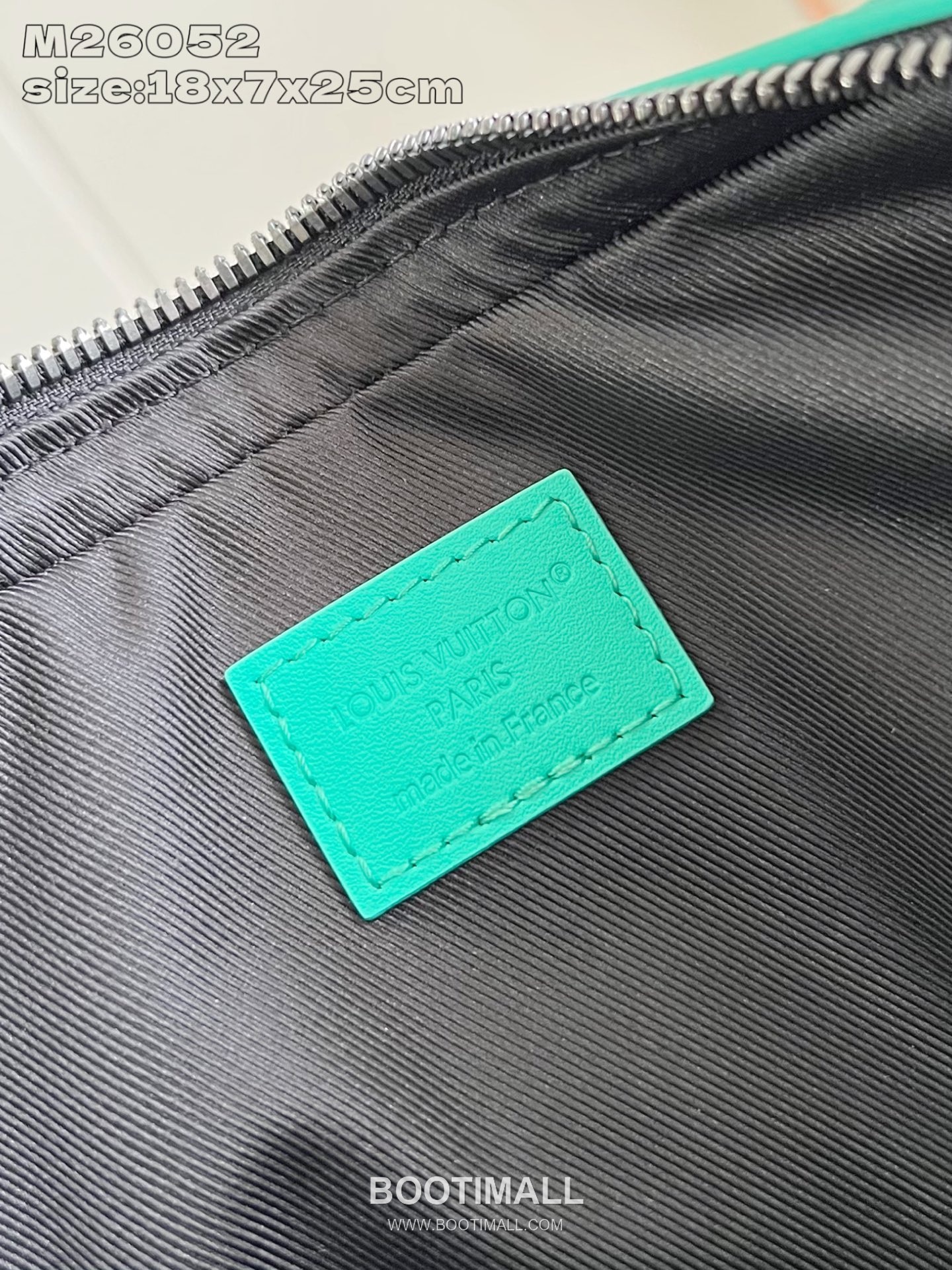 Louis Vuitton Trio Monogram Eclipse Canvas Messenger Bag with Detachable Pouch Detail 루이비통 트리오 모노그램 이클립스 메신저백 탈부착파우치 M26052 25cm 9