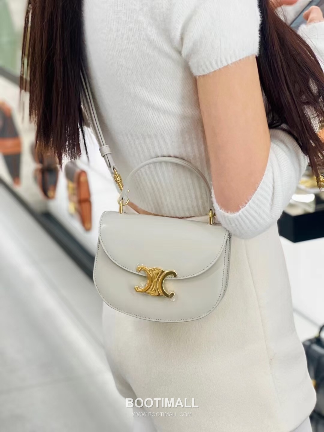 Celine Besace Triomphe Cowhide Leather Saddle Crossbody Bag with Triomphe Lock Detail 셀린느 베사체 트리옹프 카우하이드 새들 크로스백 트리옹프락 10L063 15.5cm 1