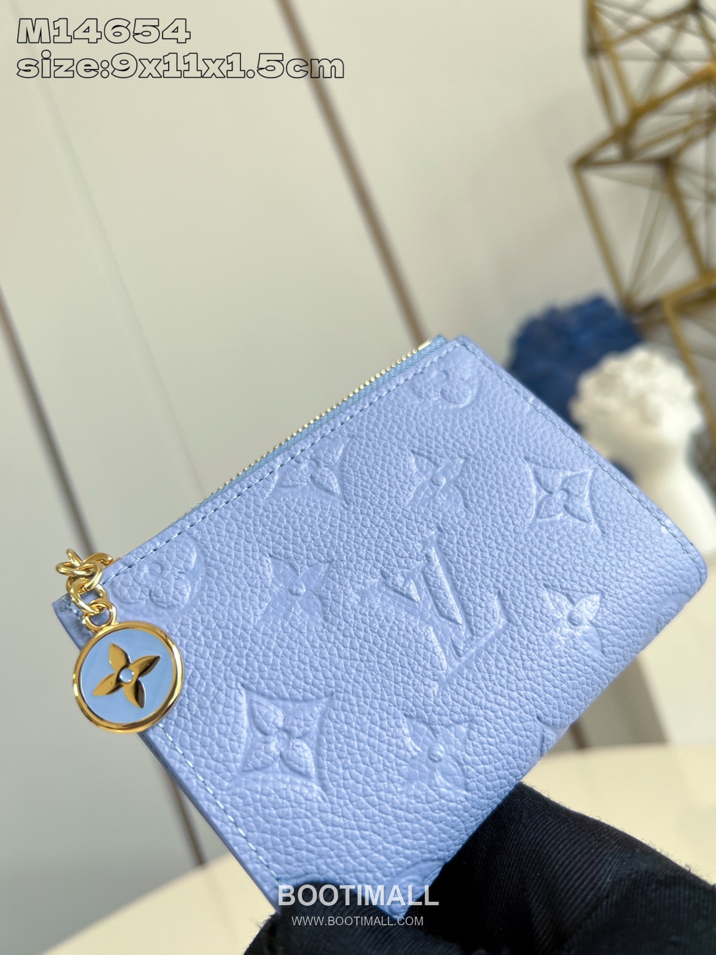 Louis Vuitton Lisa Monogram Empreinte Leather Wallet with Zip Charm Detail 루이비통 리사 모노그램 앙프렝뜨 반지갑 지퍼참 M14654 9cm 2