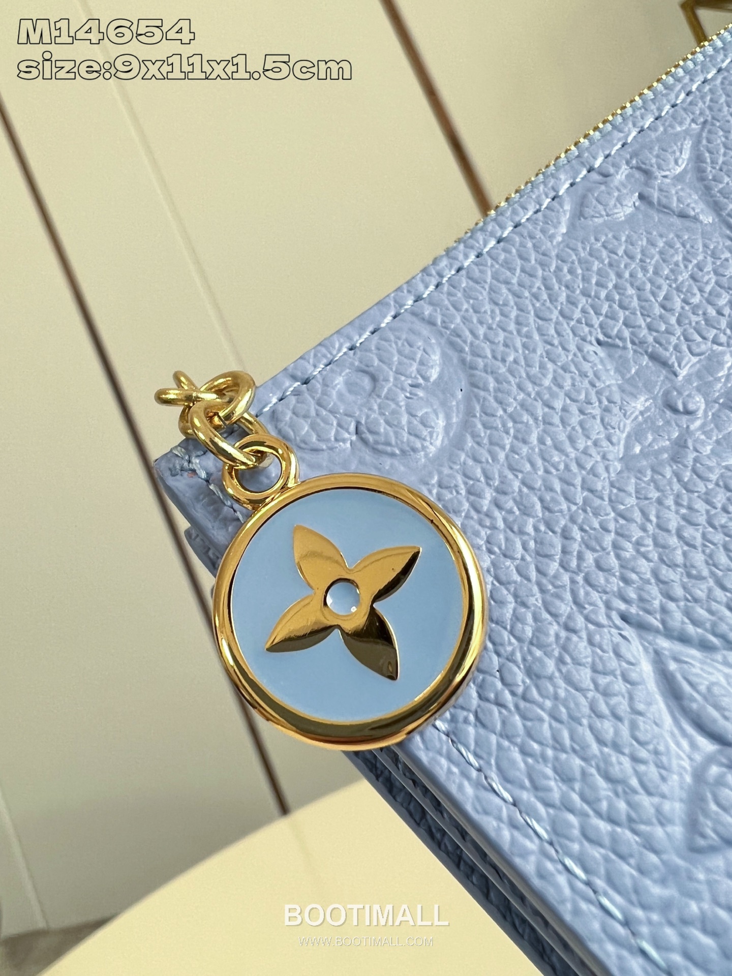 Louis Vuitton Lisa Monogram Empreinte Leather Wallet with Zip Charm Detail 루이비통 리사 모노그램 앙프렝뜨 반지갑 지퍼참 M14654 9cm 3