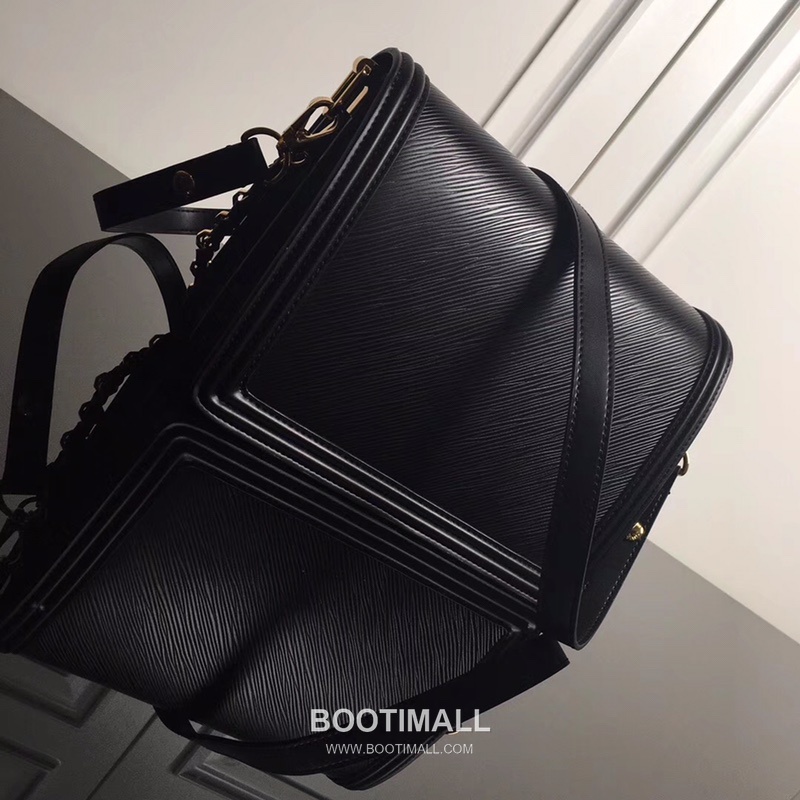 Louis Vuitton Dauphine Epi Calfskin Leather Shoulder Bag with LV Lock Detail 루이비통 도핀 에피 카프스킨 숄더백 LV락 M44162 25cm 3