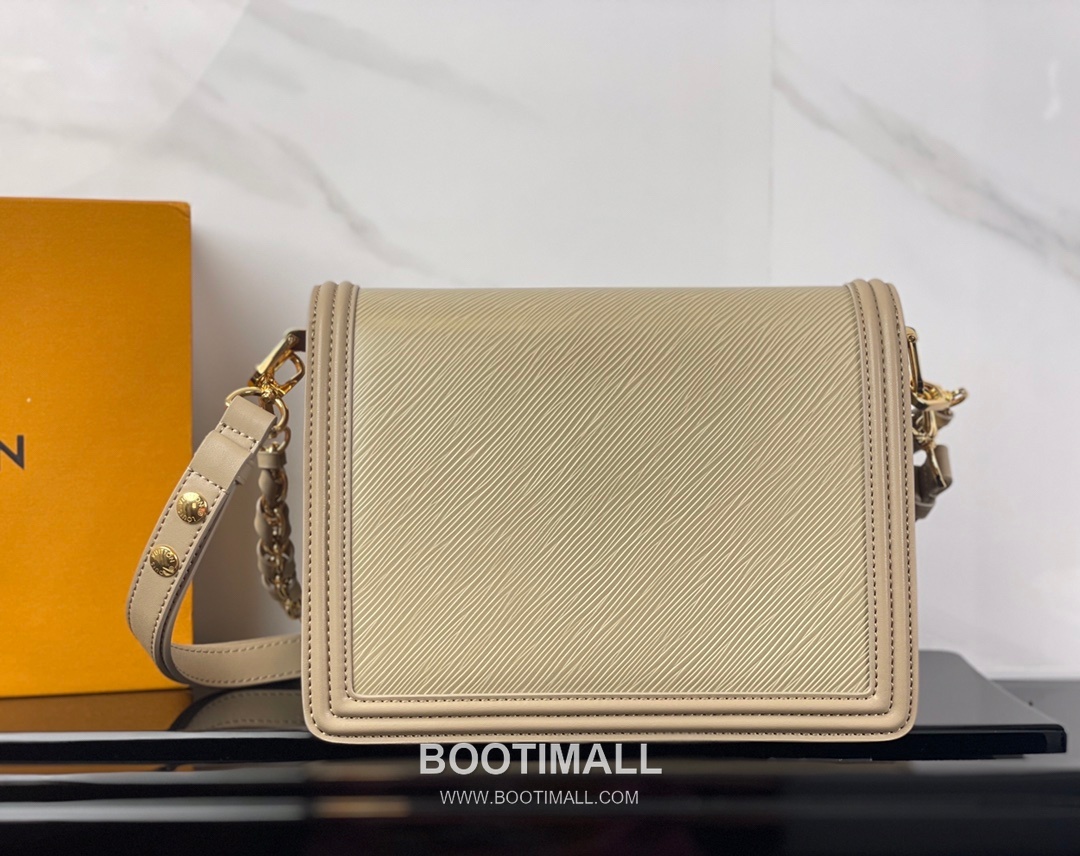 Louis Vuitton Dauphine Epi Calfskin Leather Shoulder Bag with LV Lock Detail 루이비통 도핀 에피 카프스킨 숄더백 LV락 M44162 25cm 3