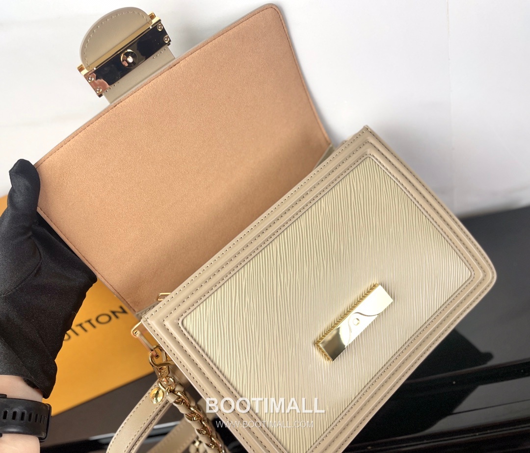 Louis Vuitton Dauphine Epi Calfskin Leather Shoulder Bag with LV Lock Detail 루이비통 도핀 에피 카프스킨 숄더백 LV락 M44162 25cm 4