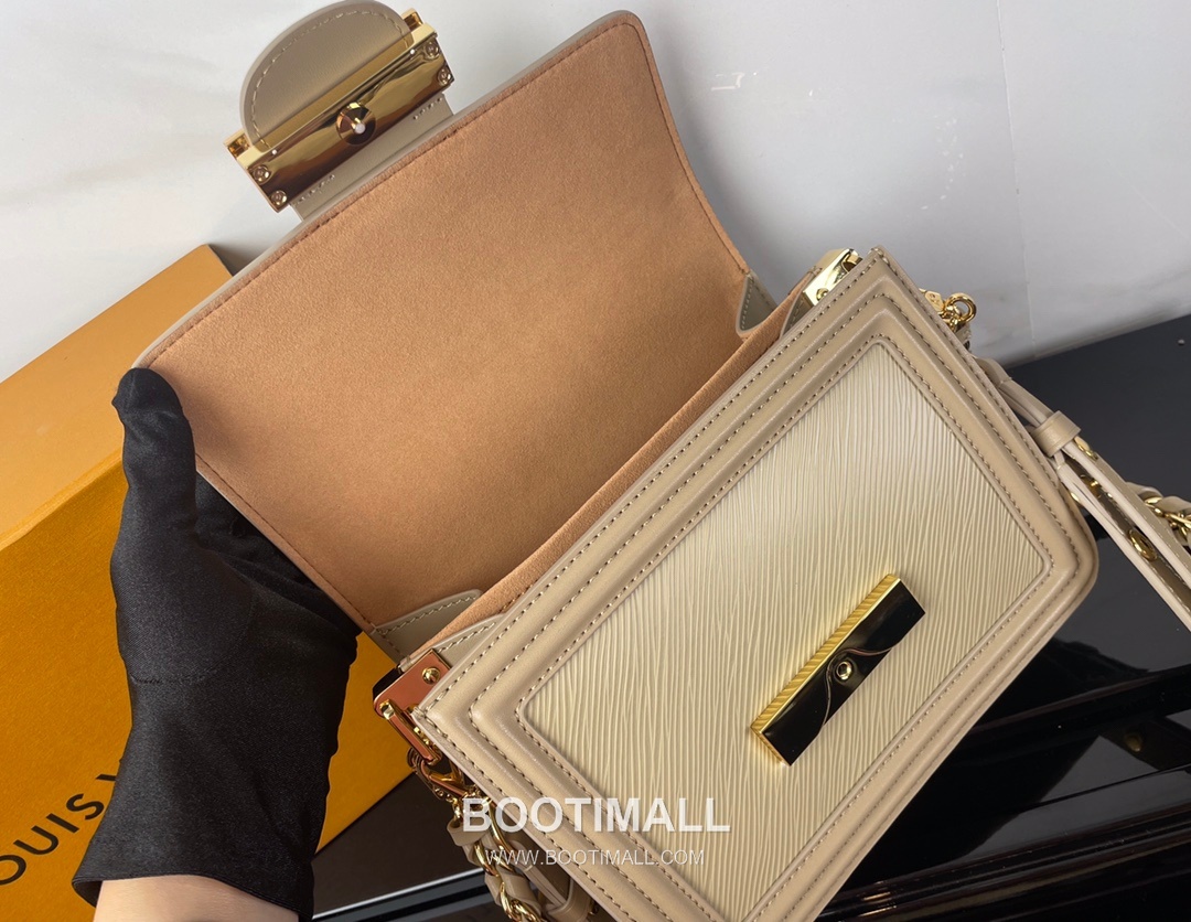 Louis Vuitton Mini Dauphine Epi Calfskin Leather Shoulder Bag with Magnetic Lock Detail 루이비통 미니 도핀 에피 카프스킨 숄더백 마그네틱락 M55963 20cm 7