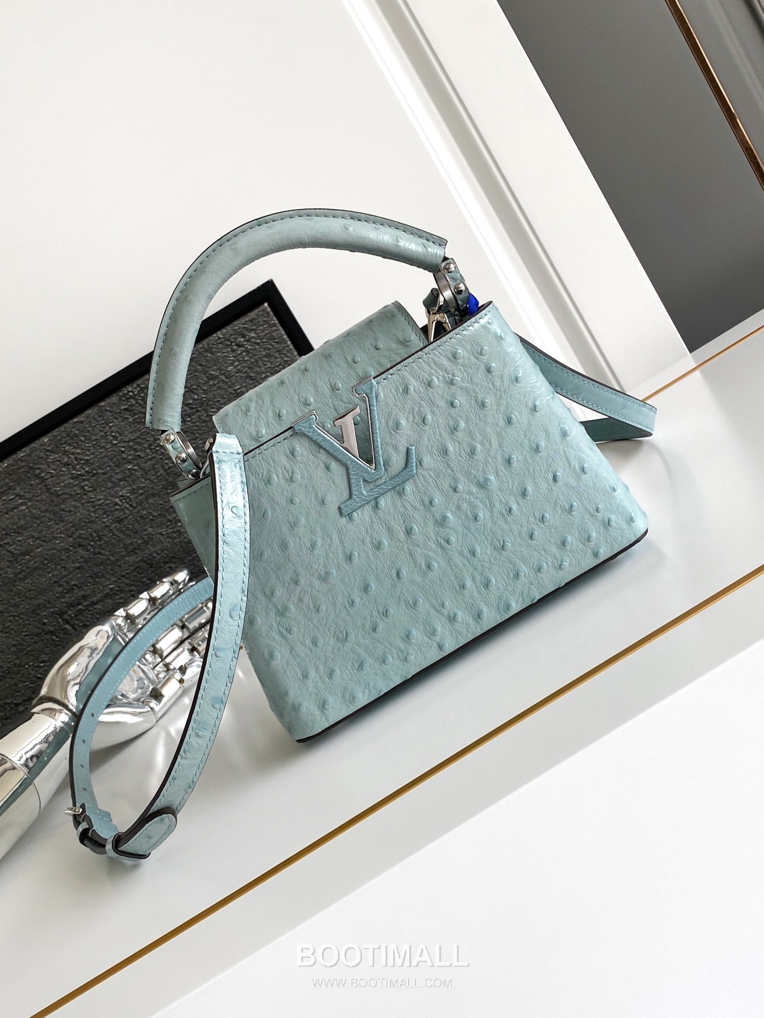 Louis Vuitton Dauphine Mini Monogram Empreinte Leather Shoulder Bag with LV Lock Detail 루이비통 도핀 미니 모노그램 앙프렝뜨 숄더백 LV락 M24713 21cm 1