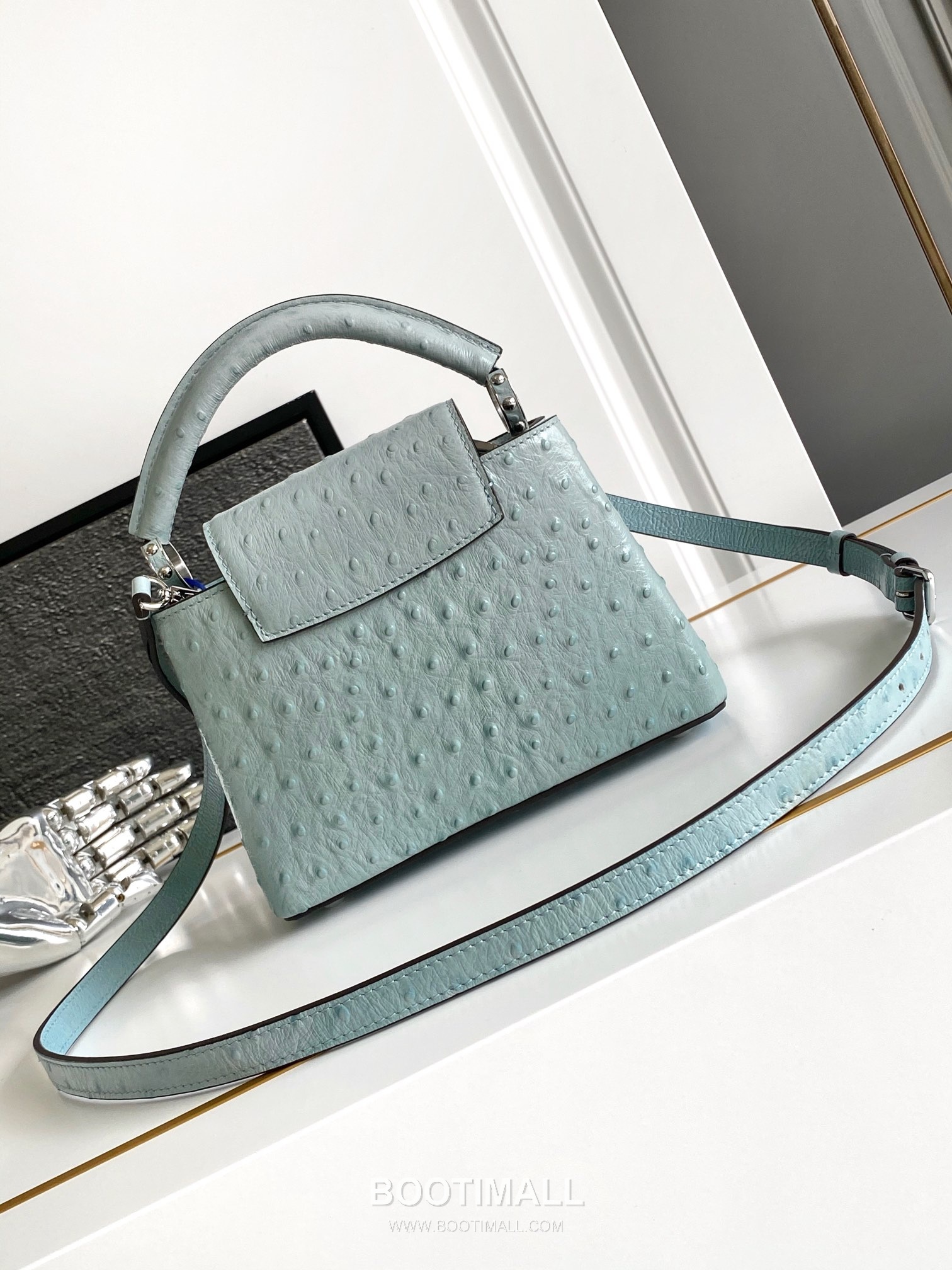 Louis Vuitton Dauphine Mini Monogram Empreinte Leather Shoulder Bag with LV Lock Detail 루이비통 도핀 미니 모노그램 앙프렝뜨 숄더백 LV락 M24713 21cm 4