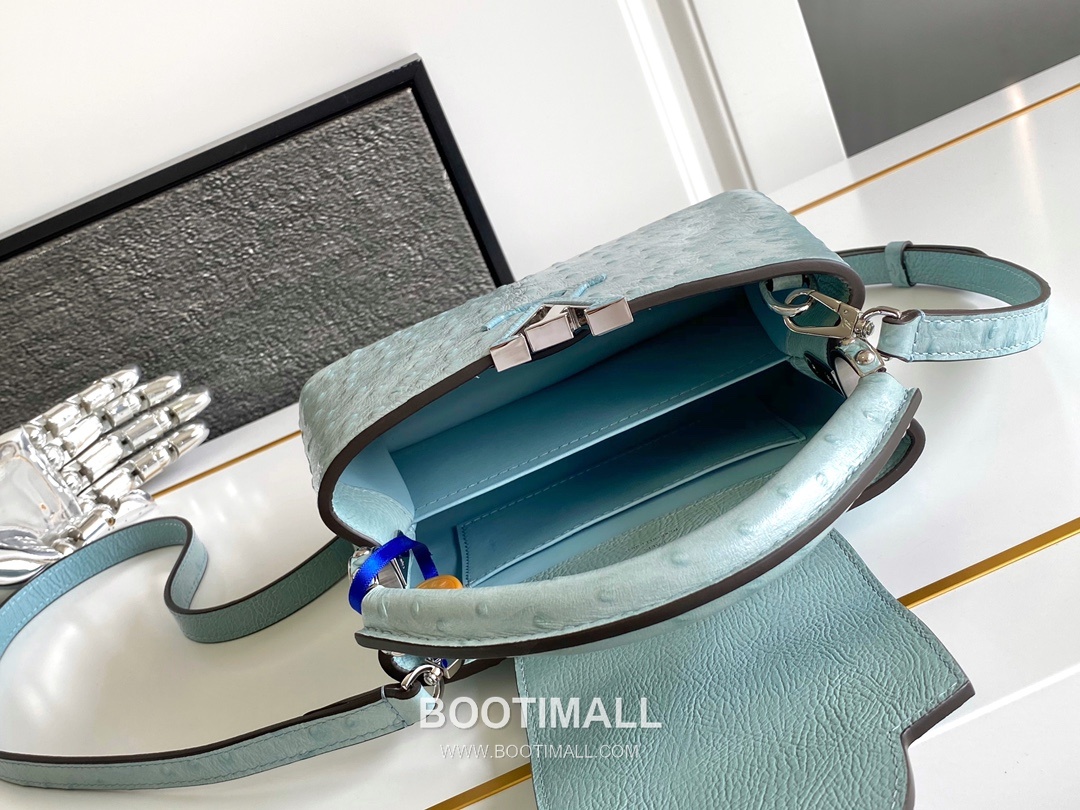 Louis Vuitton Dauphine Mini Monogram Empreinte Leather Shoulder Bag with LV Lock Detail 루이비통 도핀 미니 모노그램 앙프렝뜨 숄더백 LV락 M24713 21cm 9