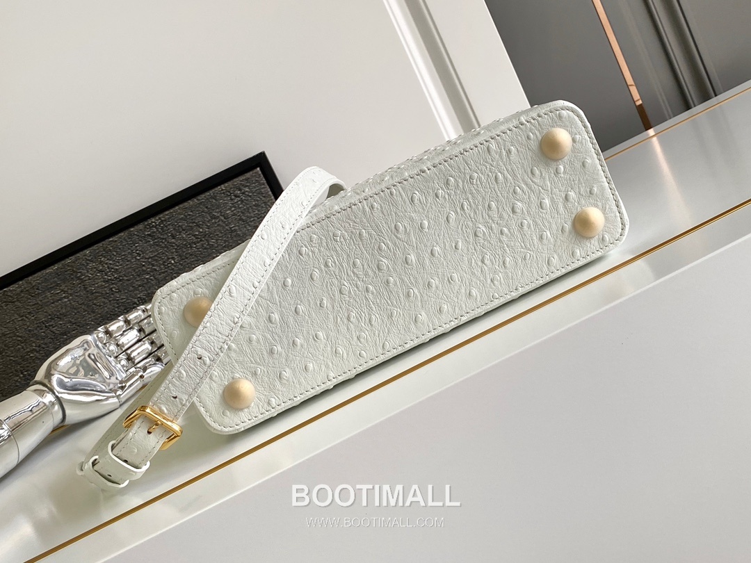 Louis Vuitton Dauphine PM Monogram Empreinte Leather Shoulder Bag with LV Lock Detail 루이비통 도핀 PM 모노그램 앙프렝뜨 숄더백 LV락 M24714 27cm 4