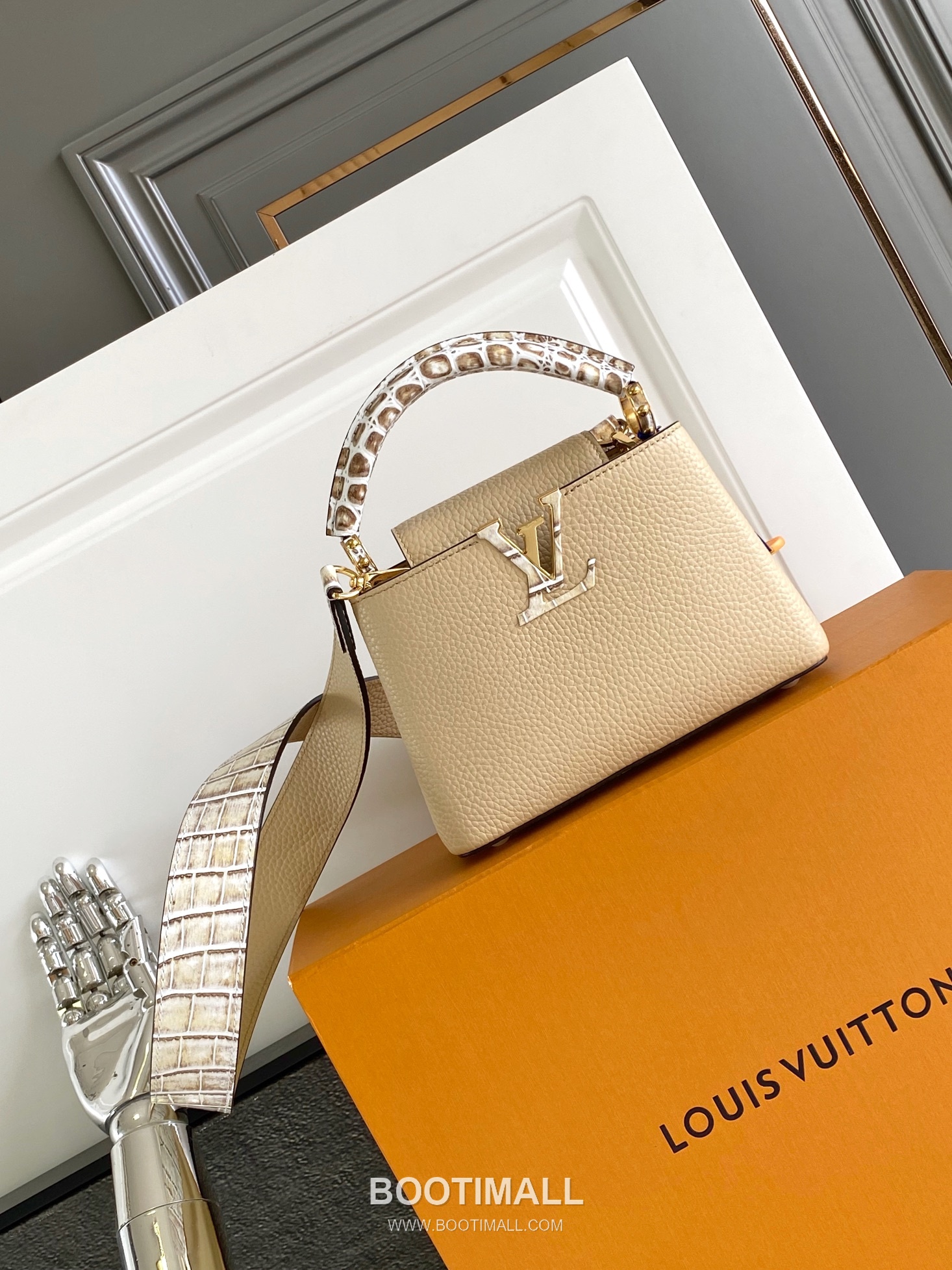 Louis Vuitton Dauphine Mini Monogram Canvas Leather Shoulder Bag with LV Lock Detail 루이비통 도핀 미니 모노그램 캔버스 레더 숄더백 LV락 M96498 21cm 1