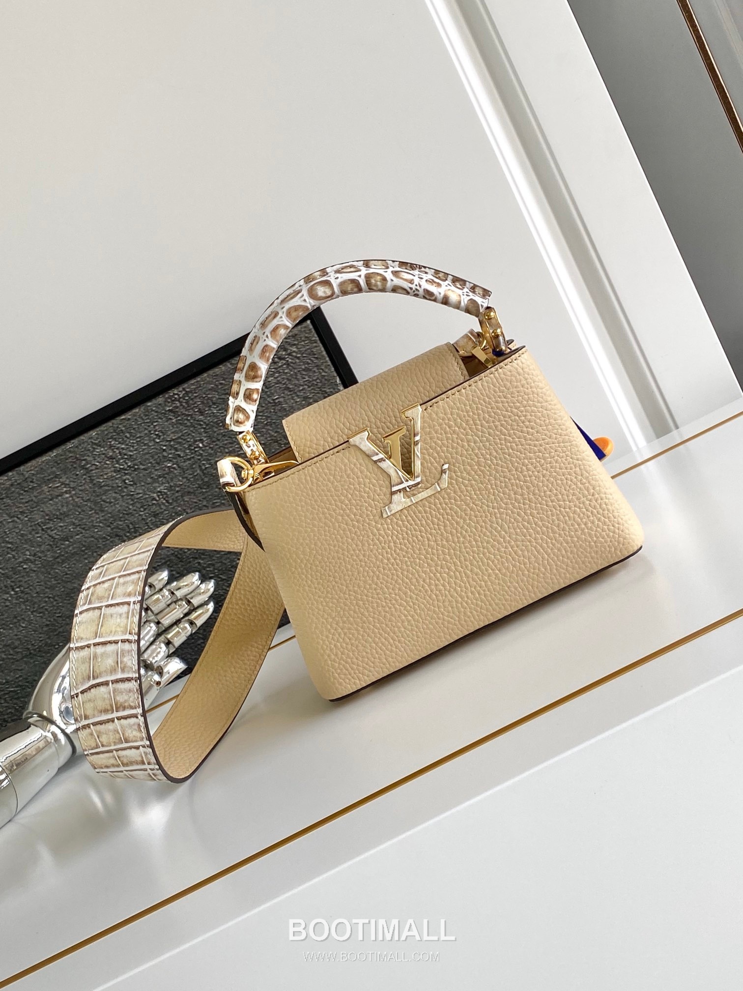 Louis Vuitton Dauphine Mini Monogram Canvas Leather Shoulder Bag with LV Lock Detail 루이비통 도핀 미니 모노그램 캔버스 레더 숄더백 LV락 M96498 21cm 2