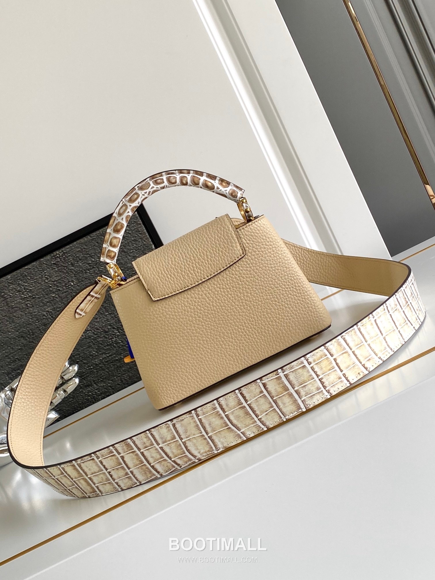 Louis Vuitton Dauphine Mini Monogram Canvas Leather Shoulder Bag with LV Lock Detail 루이비통 도핀 미니 모노그램 캔버스 레더 숄더백 LV락 M96498 21cm 3