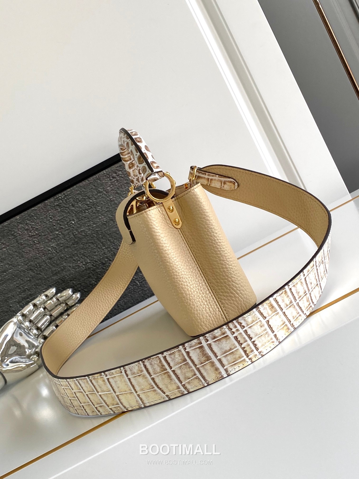 Louis Vuitton Dauphine Mini Monogram Canvas Leather Shoulder Bag with LV Lock Detail 루이비통 도핀 미니 모노그램 캔버스 레더 숄더백 LV락 M96498 21cm 4