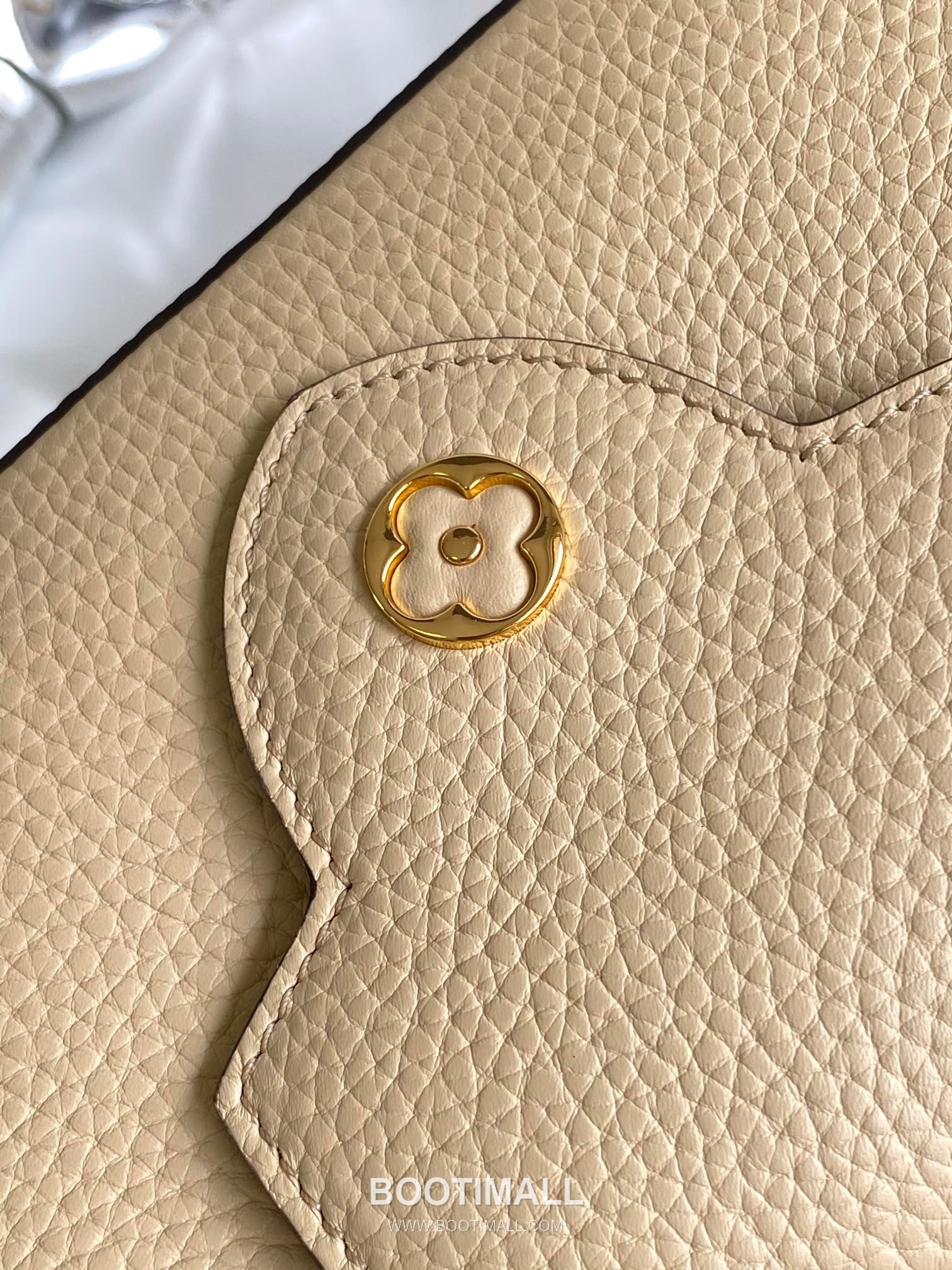 Louis Vuitton Dauphine Mini Monogram Canvas Leather Shoulder Bag with LV Lock Detail 루이비통 도핀 미니 모노그램 캔버스 레더 숄더백 LV락 M96498 21cm 7